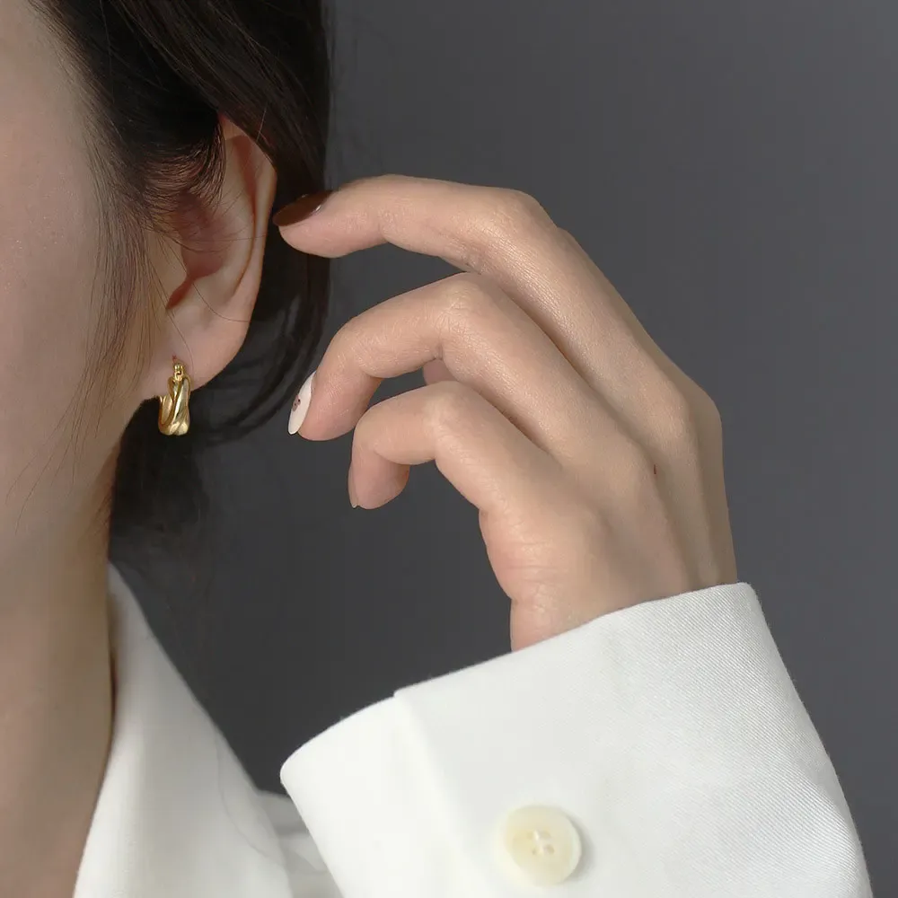 Деликатни 925 сребърни халки с кръстовиден силует и циркон