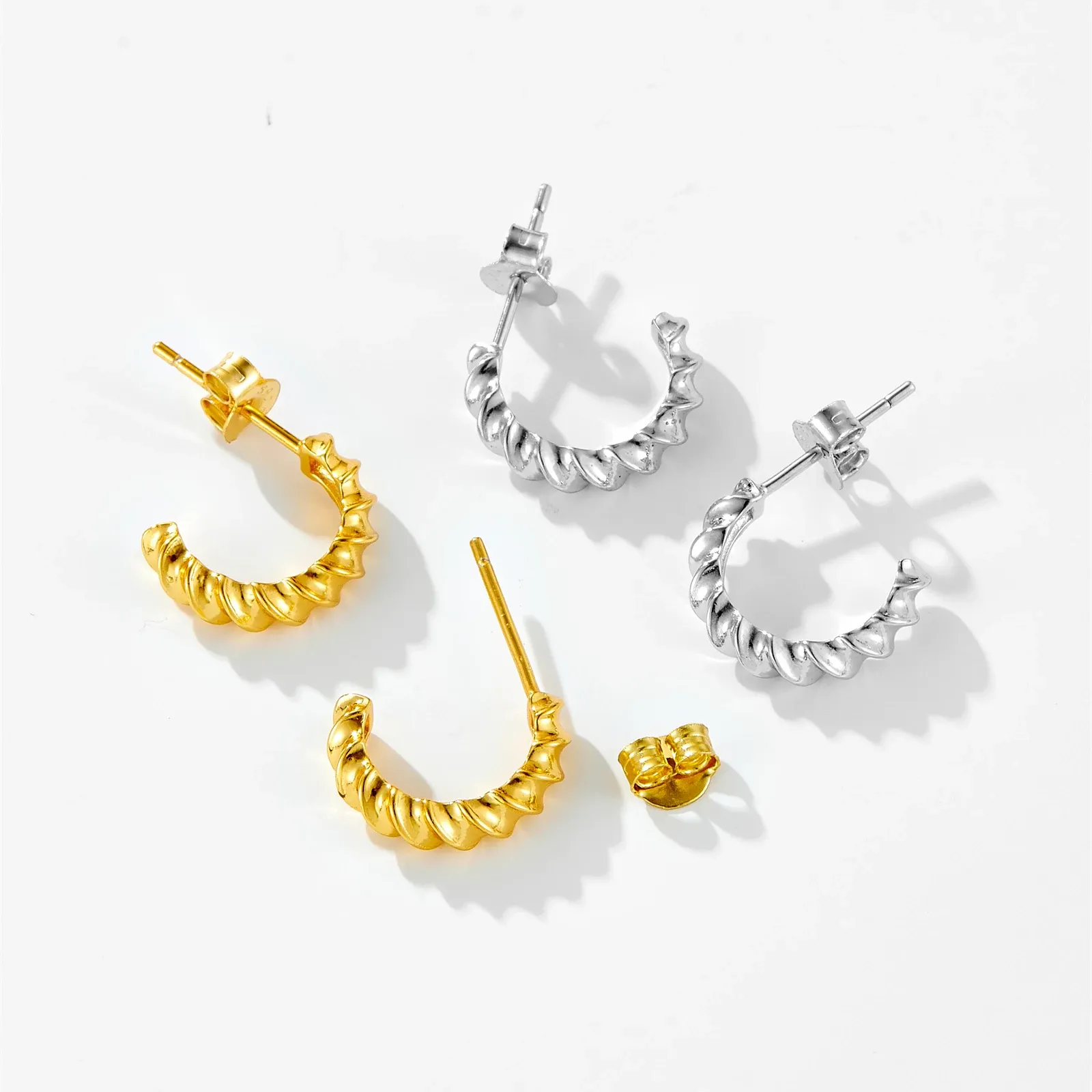 ANDYWEN 925 сребърни кръгли халки с усукана златиста линия и CZ