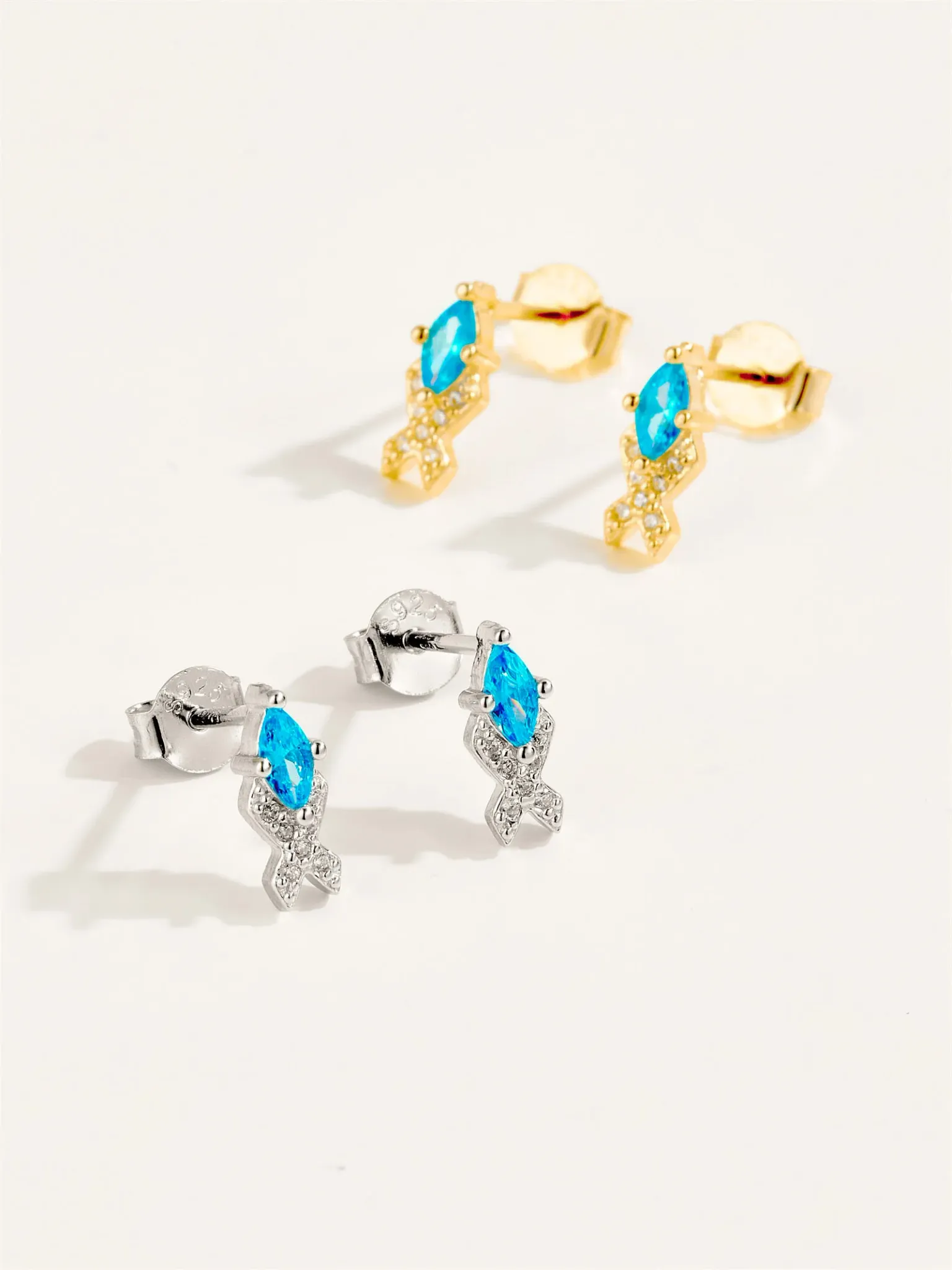 AP 925 сребърни обеци с рибка и син циркон