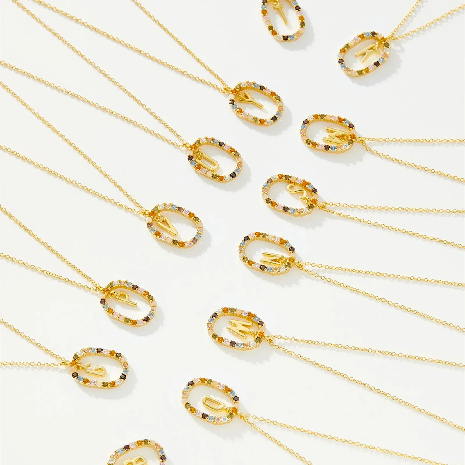 ANDYWEN 925 сребърно колие с буква M и златист акцент