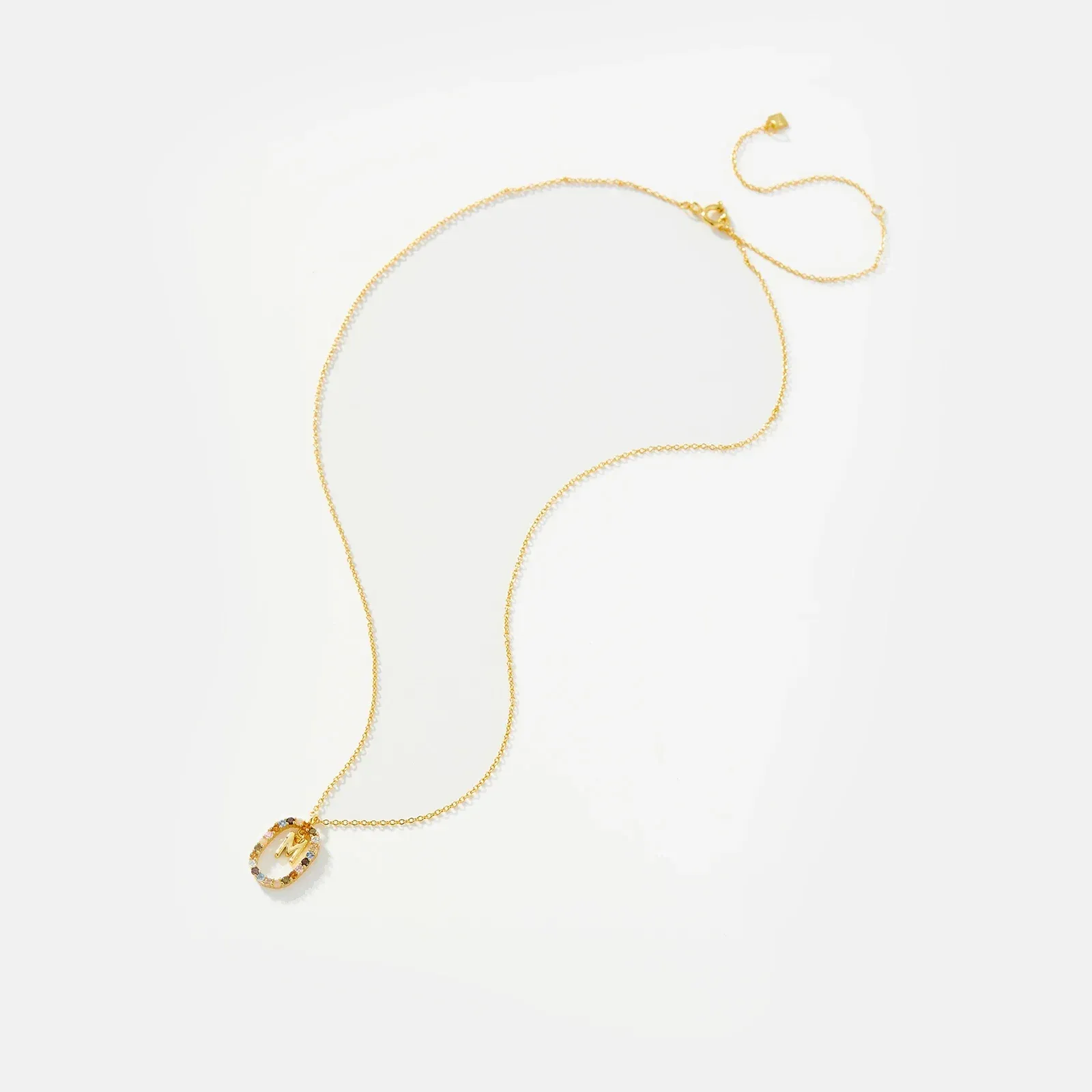 ANDYWEN 925 сребърно колие с буква M и златист акцент