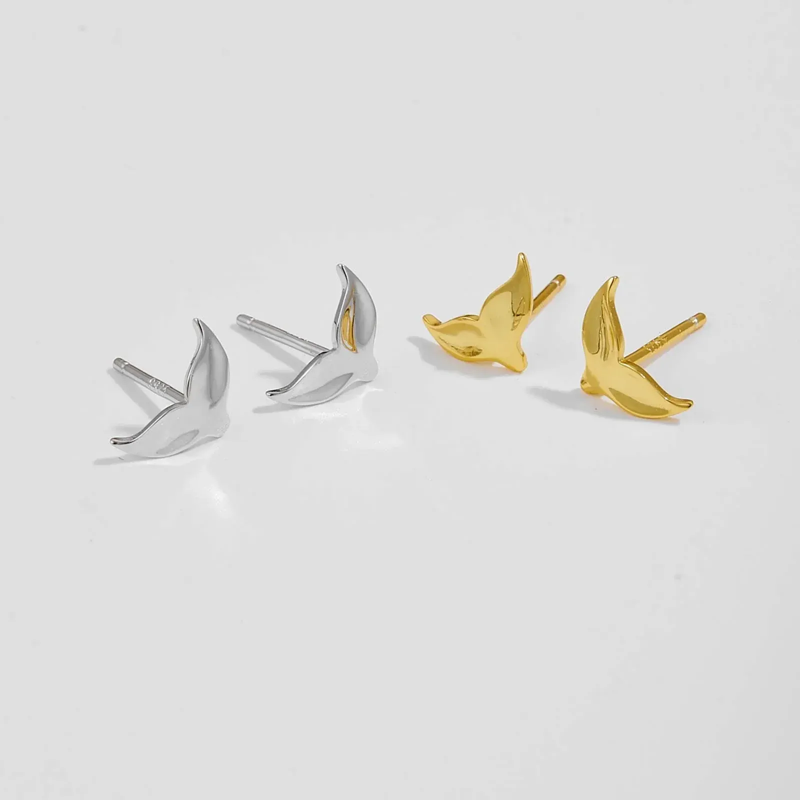 Фини златисти обеци от 925 сребро с циркон и винтов гръб