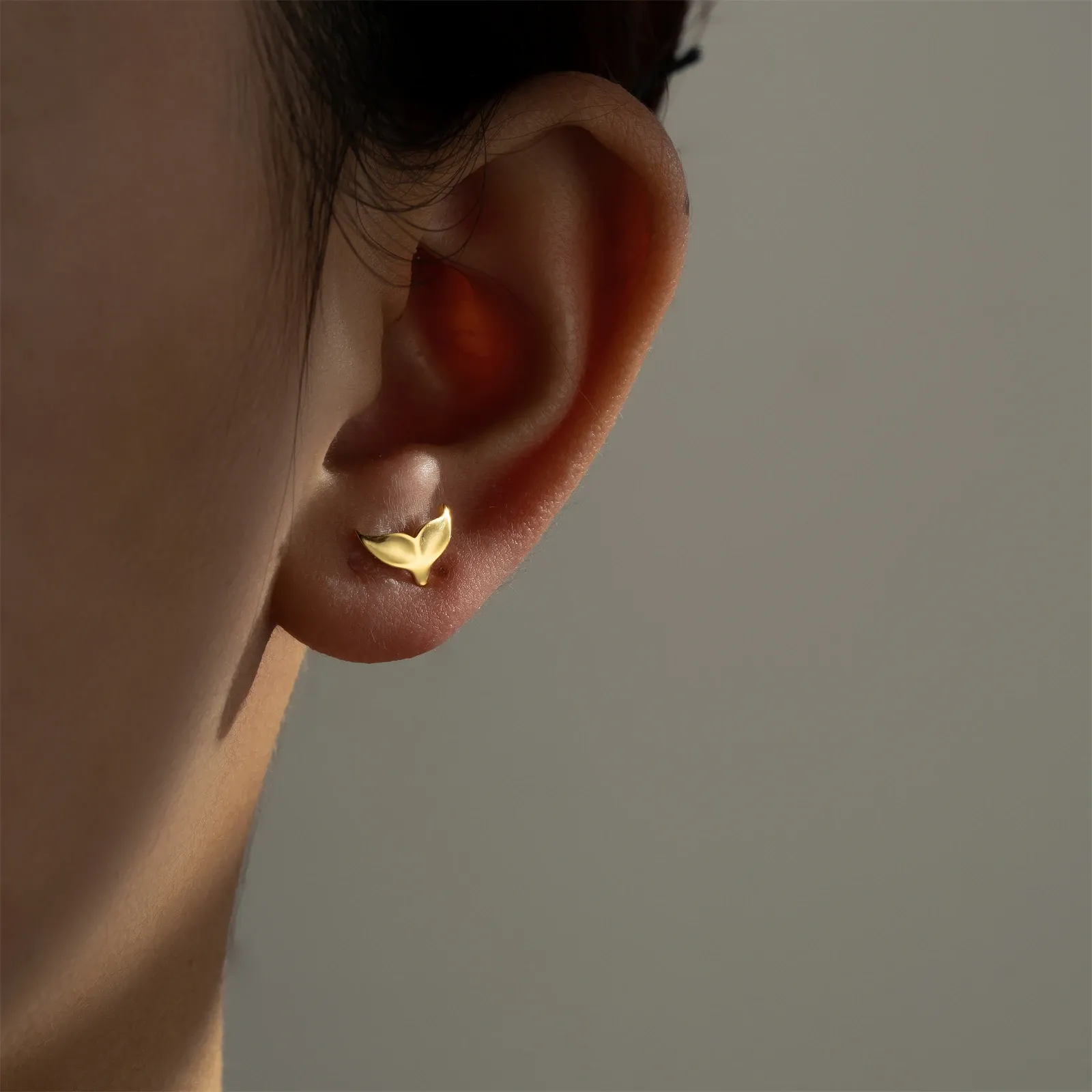 Фини златисти обеци от 925 сребро с циркон и винтов гръб