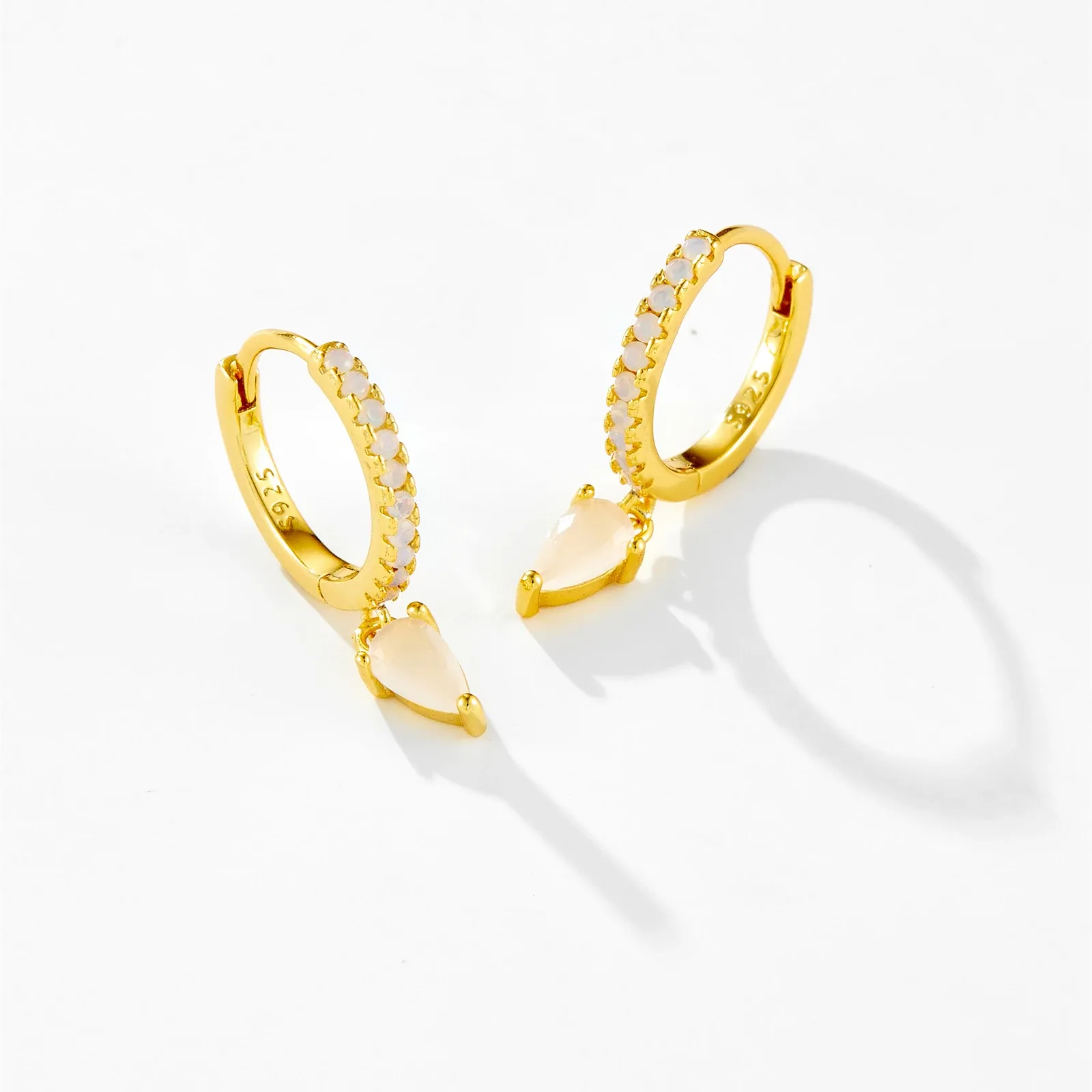 Фини сребърни обеци с водна капка и зелен циркон