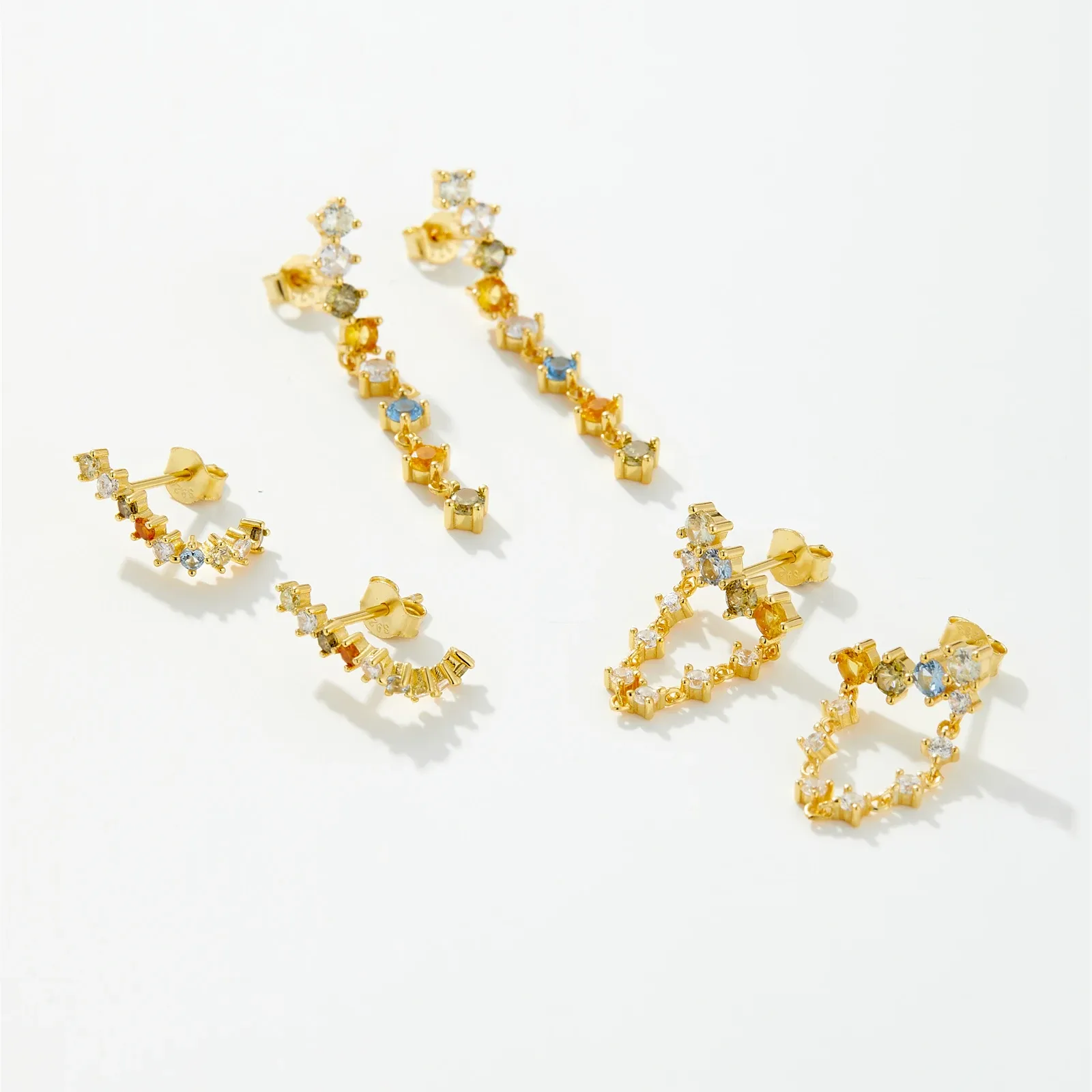 Фини златисто-сребърни висящи обеци с дъговиден CZ акцент