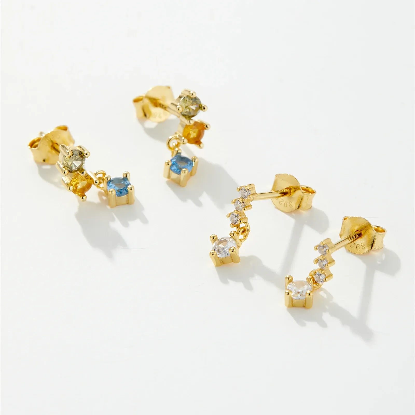 Фини златисто-сребърни висящи обеци с дъговиден CZ акцент