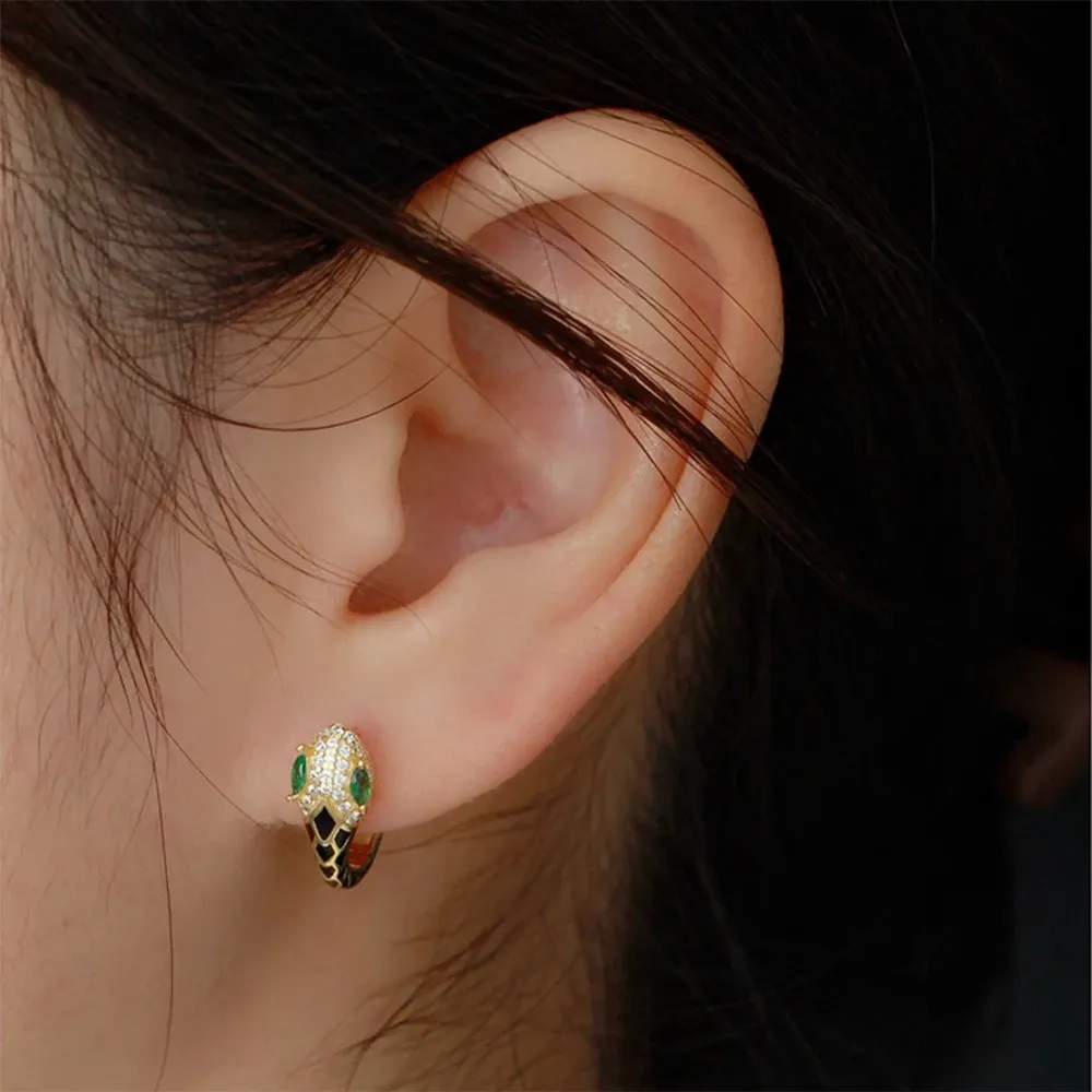 ANDYWEN 925 сребърни хъги обеци с черен змийски акцент и зелен циркон