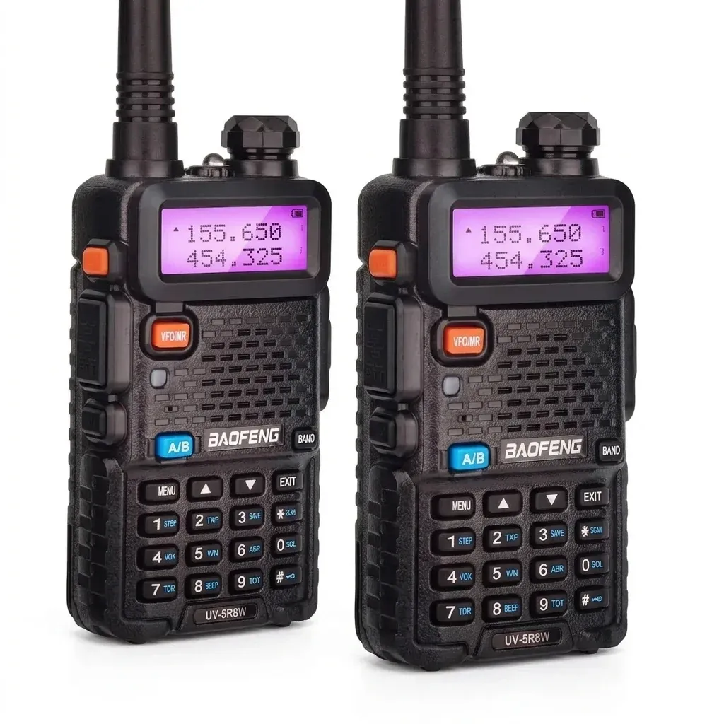 Радиостанция BaoFeng UV-5R на бял фон