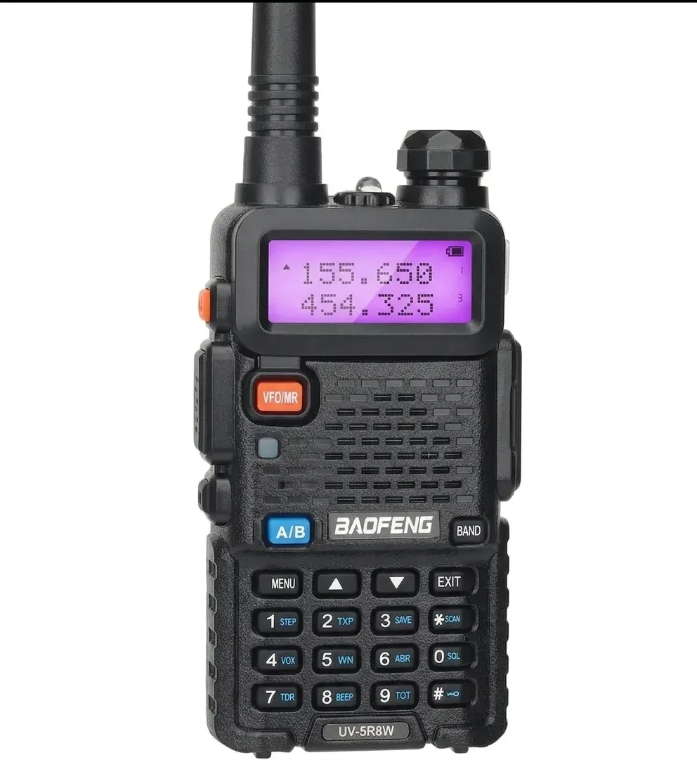 Радиостанция BaoFeng UV-5R на бял фон