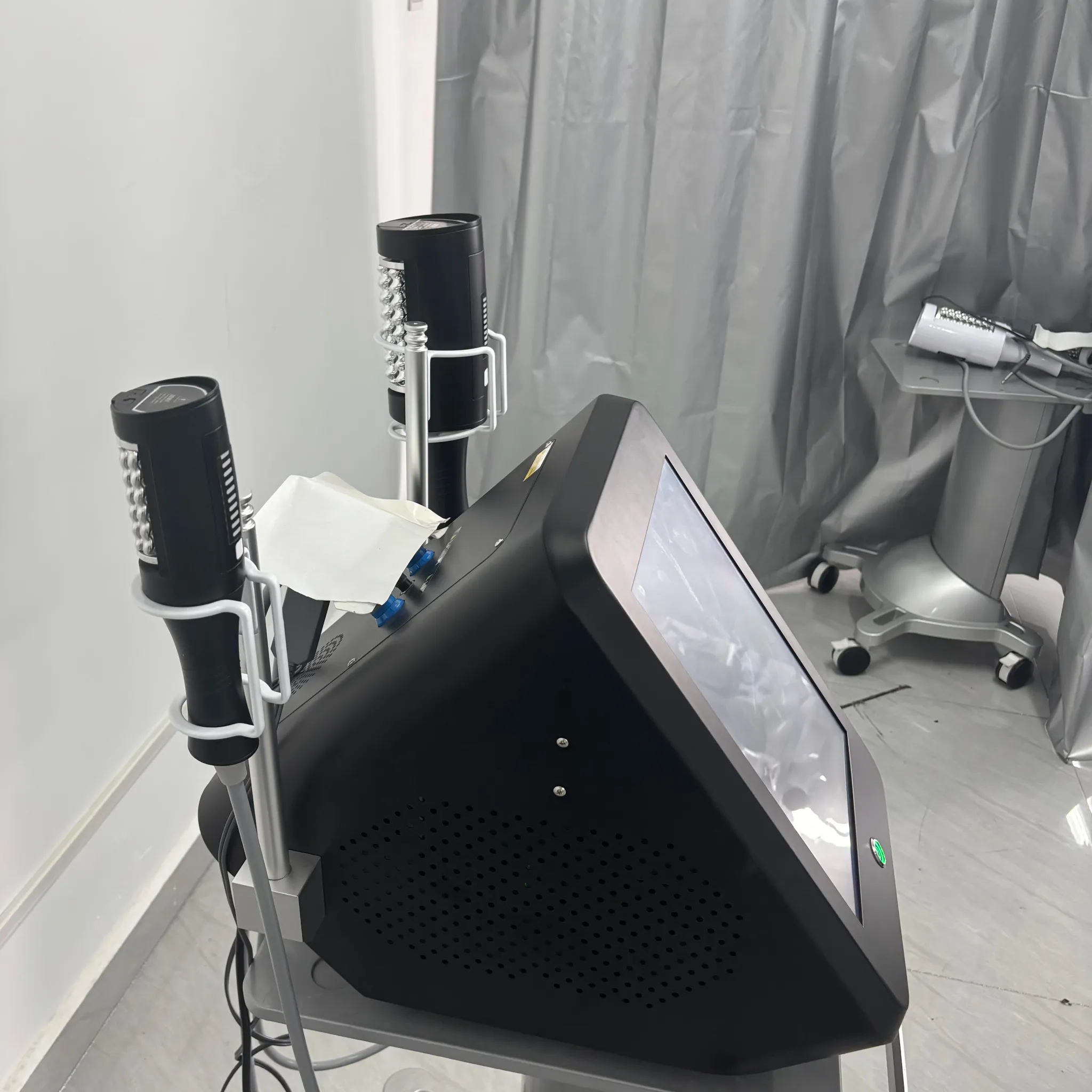 EMS масажор с въртящи се ролки за тяло и скулптуриране