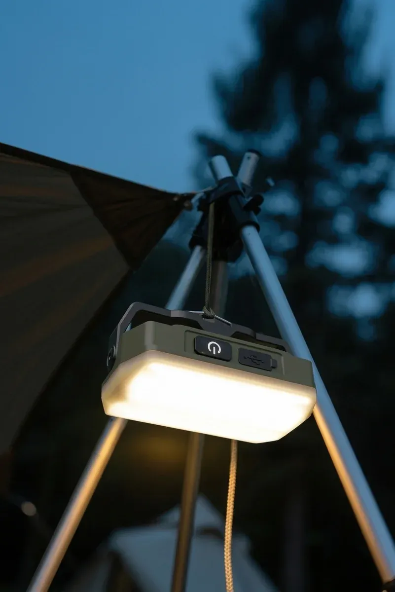 Компактен LED фенер с магнит