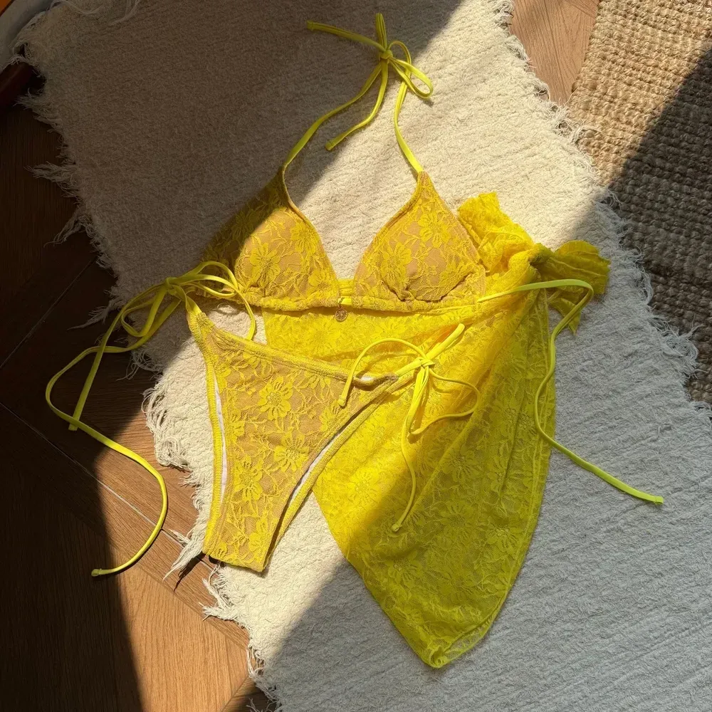 Тричастен дантелен бански с мрежеста пола и халтер