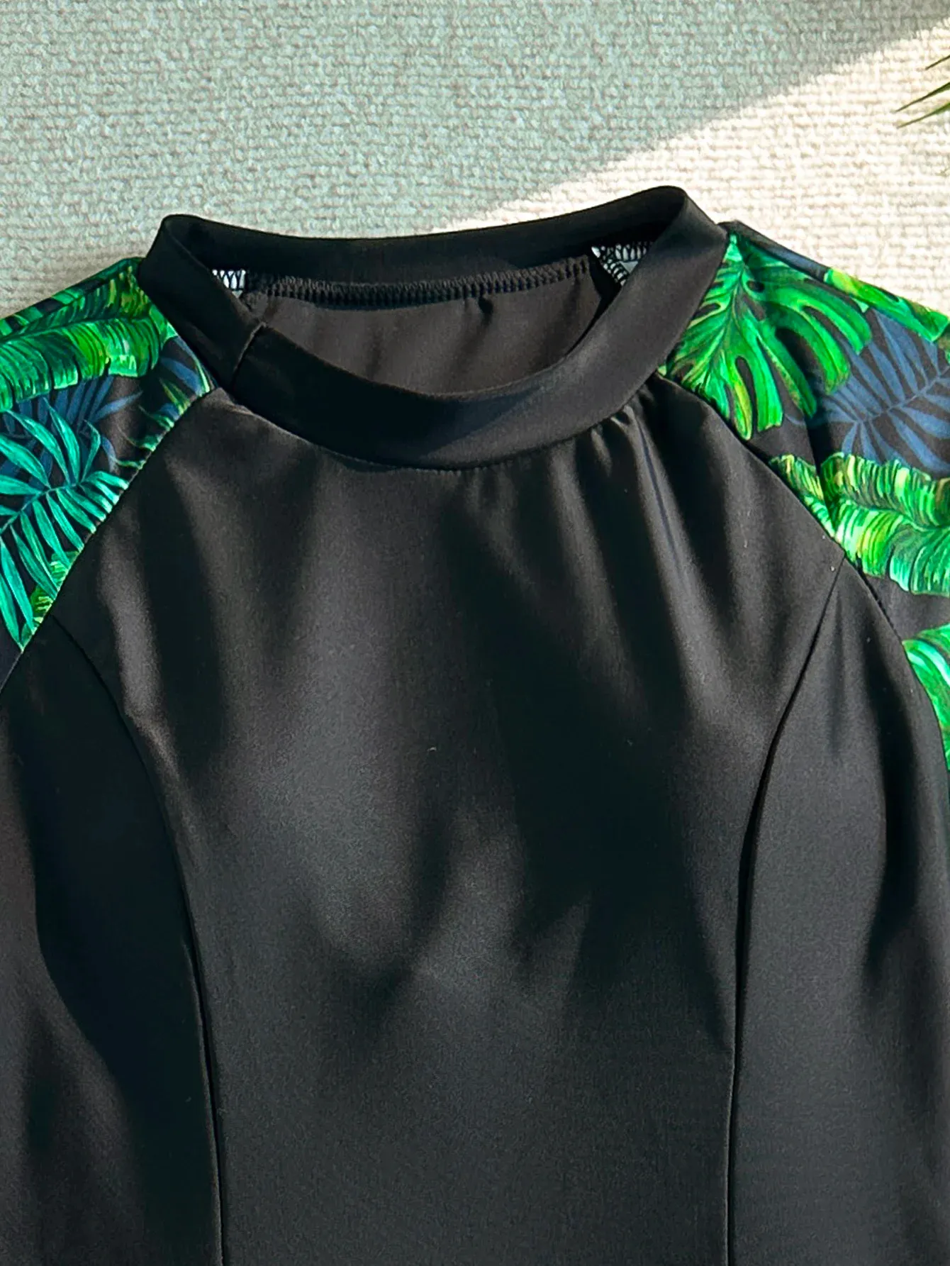 Дамски спортен танкини комплект с тропически принт и къси шорти