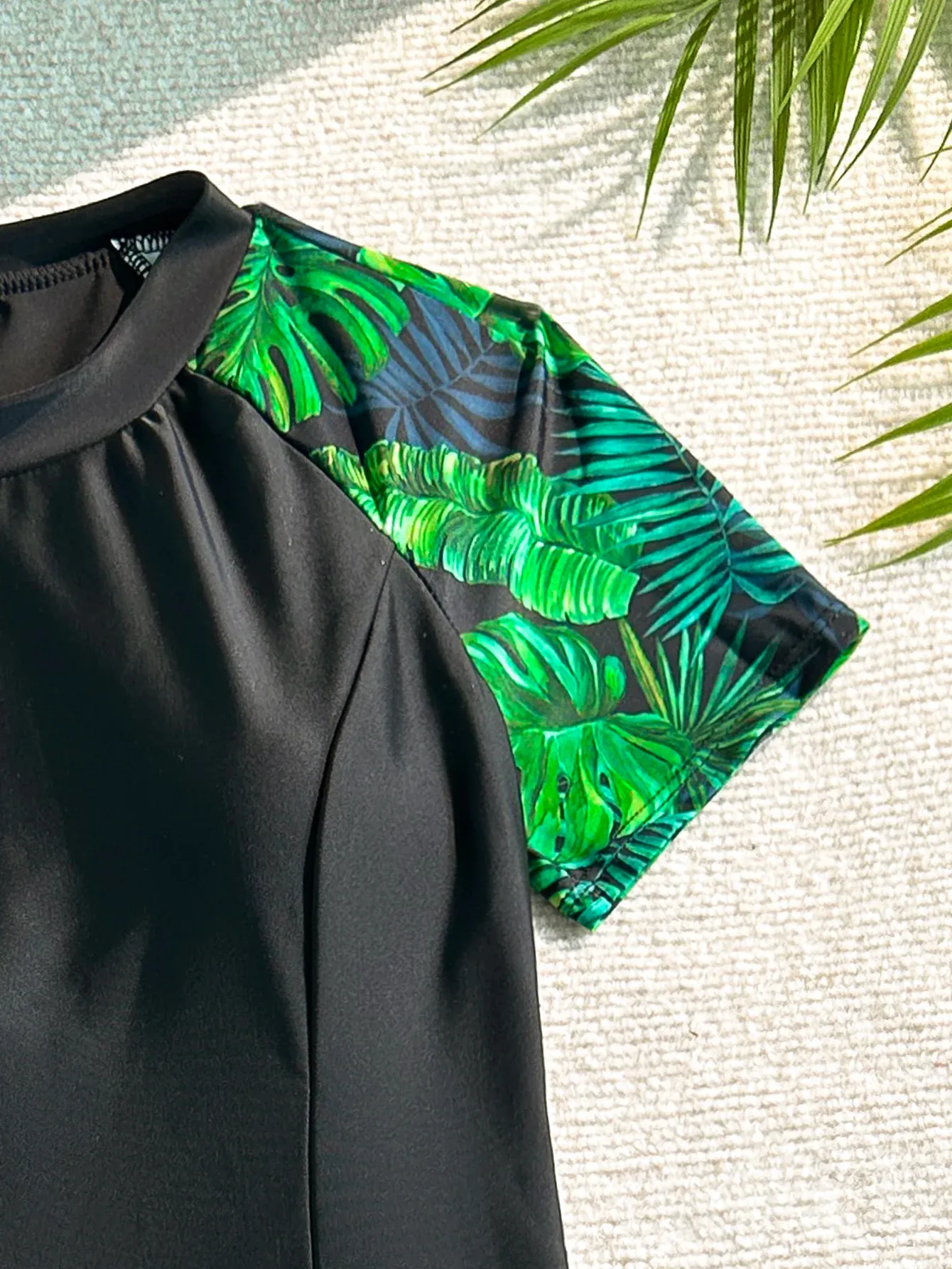 Дамски спортен танкини комплект с тропически принт и къси шорти