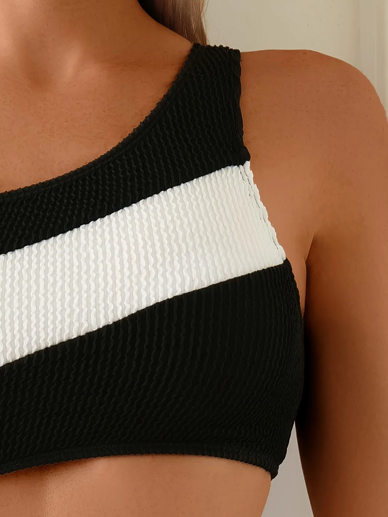 Дамски асиметричен бански с цветни блокове и изрезка в талията