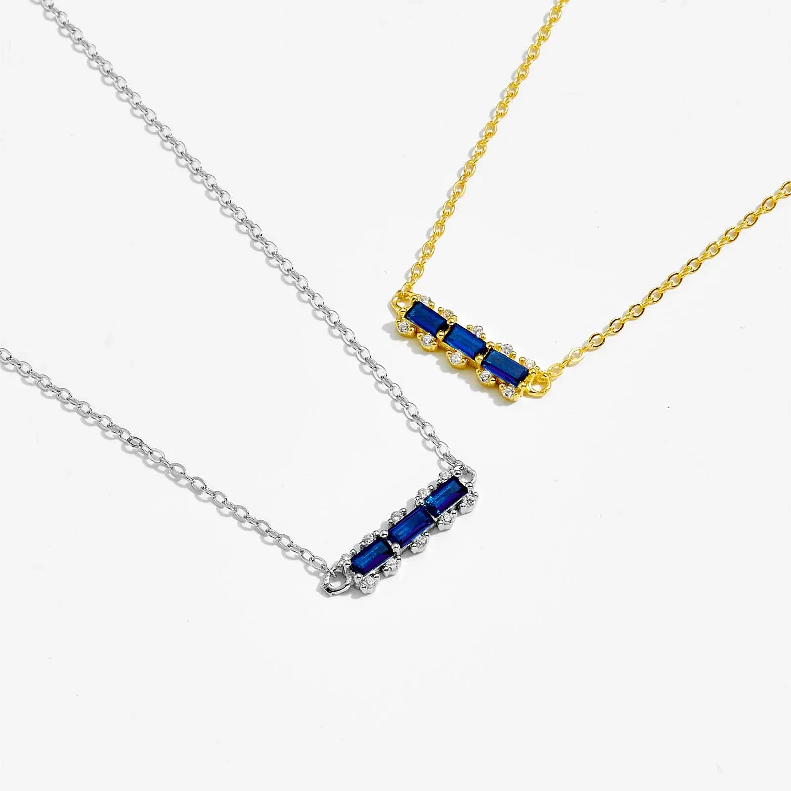 Позлатено сребърно чокър колие с hand-heart циркон