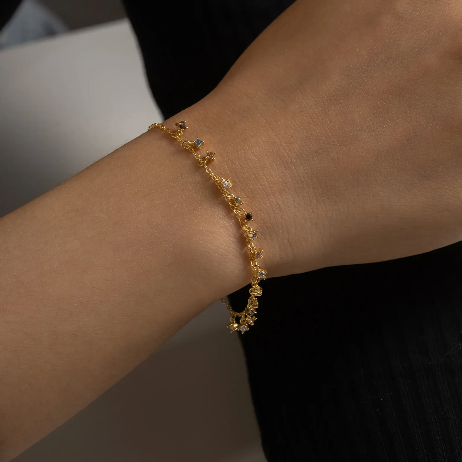 Фина златиста сребърна гривна с цветни циркони ANDYWEN