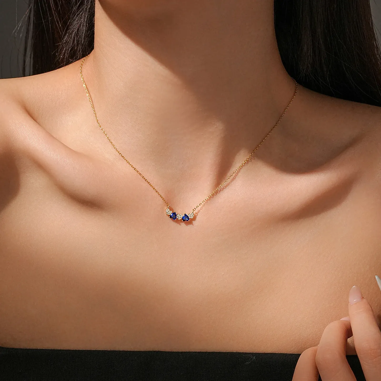 Фино сребърно колие със сърца и син акцент