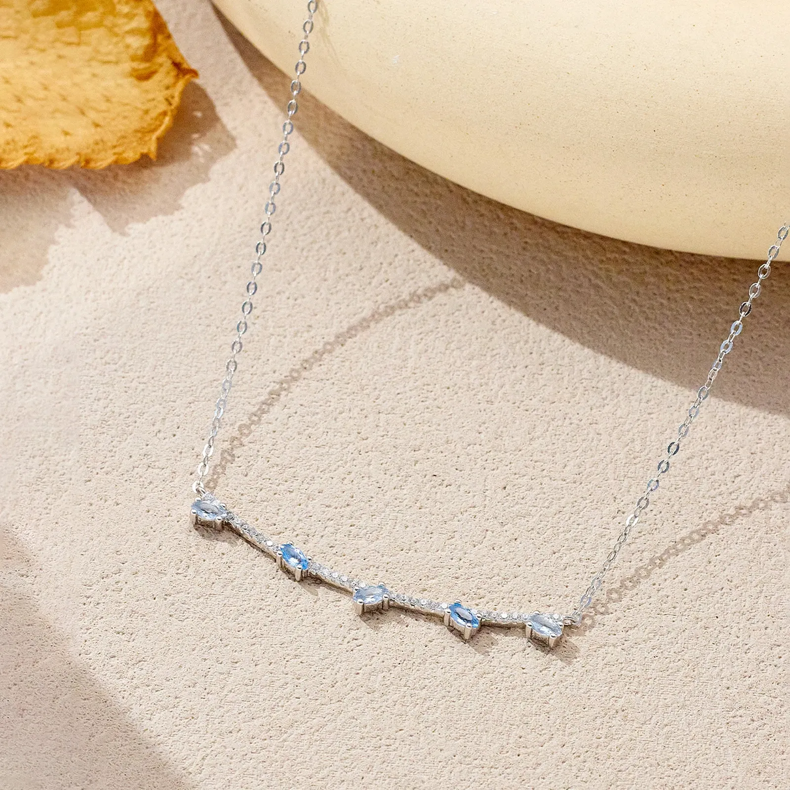 Сребърно чокър колие с син маркезов циркон