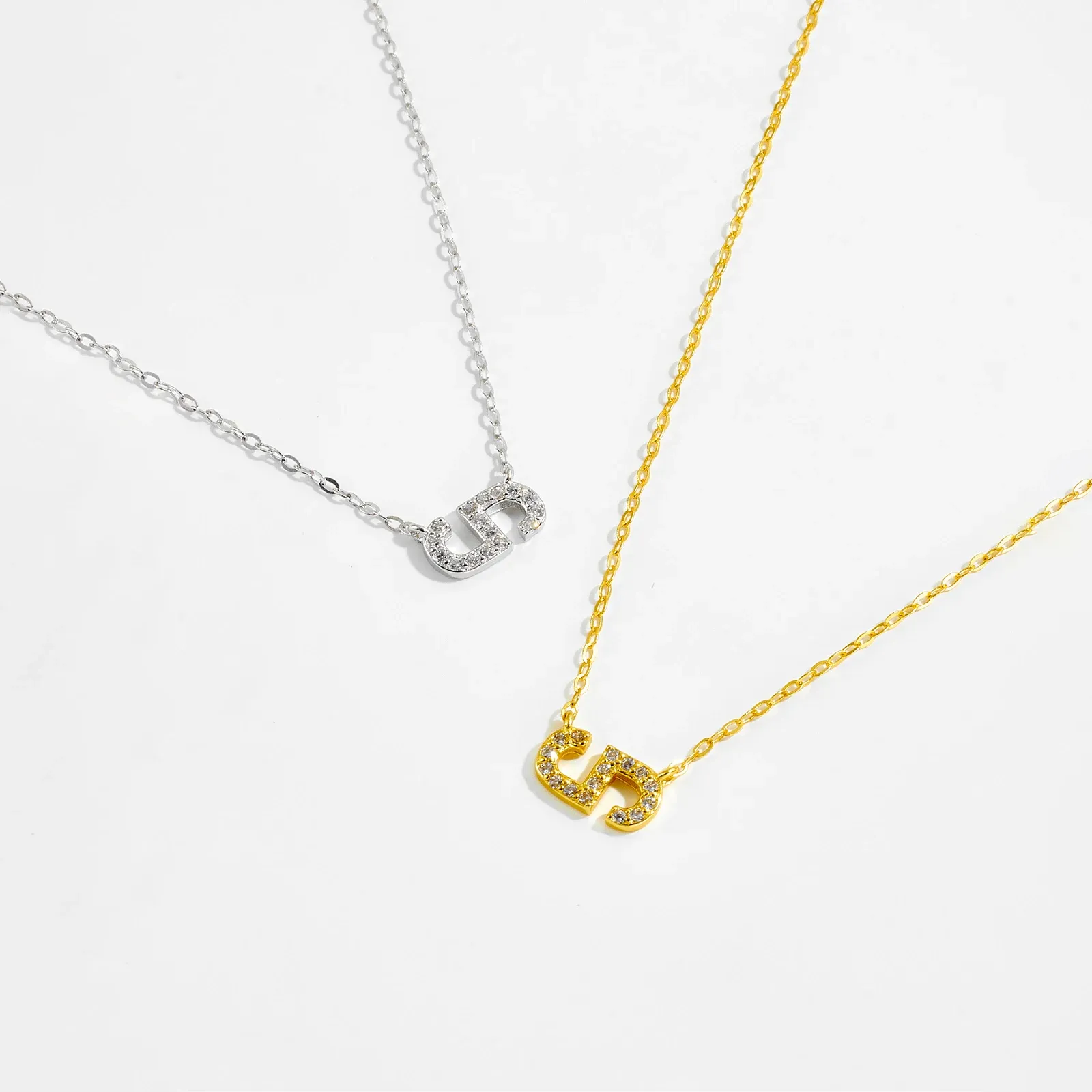 Фино асиметрично колие от 925 сребро с циркон и позлата