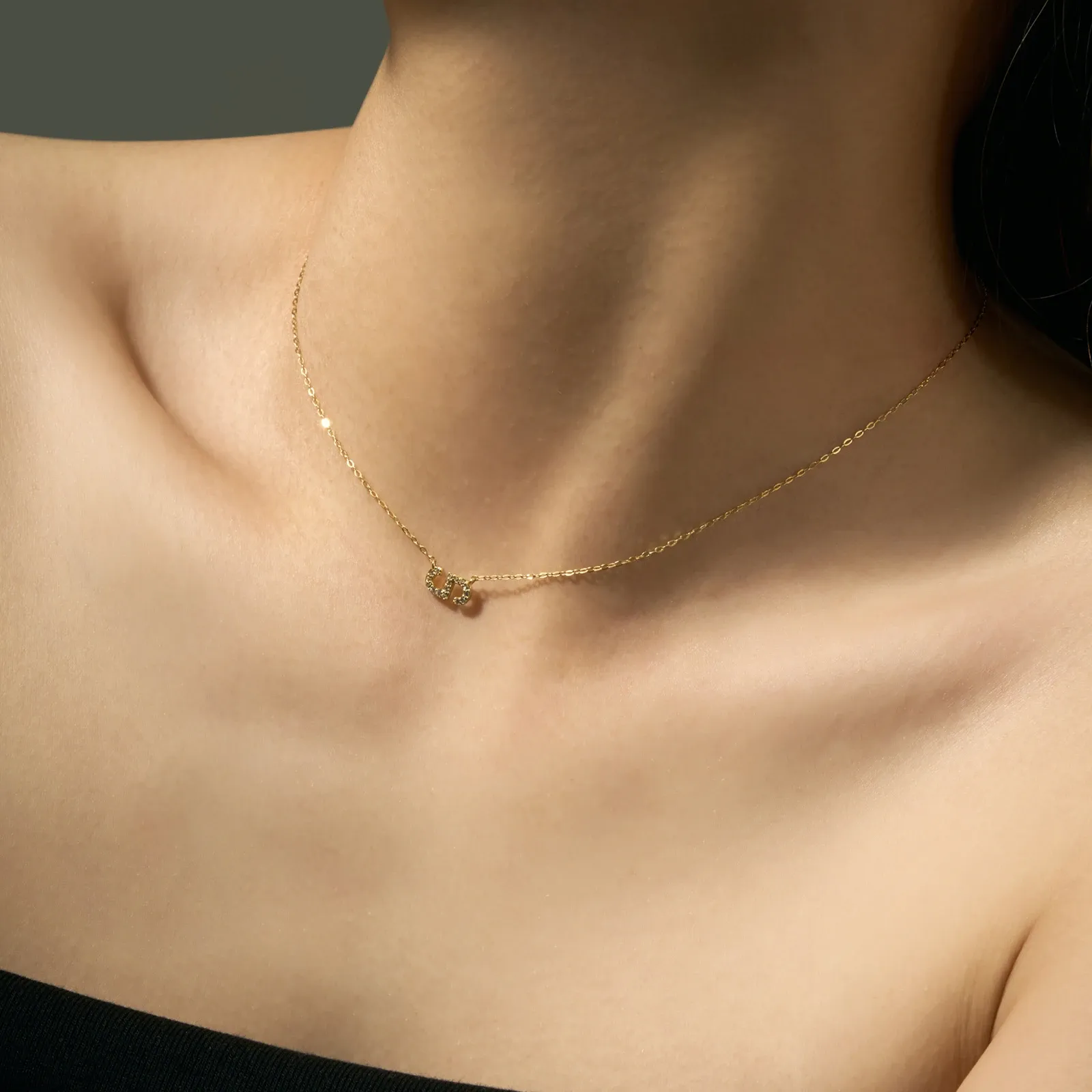 Фино асиметрично колие от 925 сребро с циркон и позлата