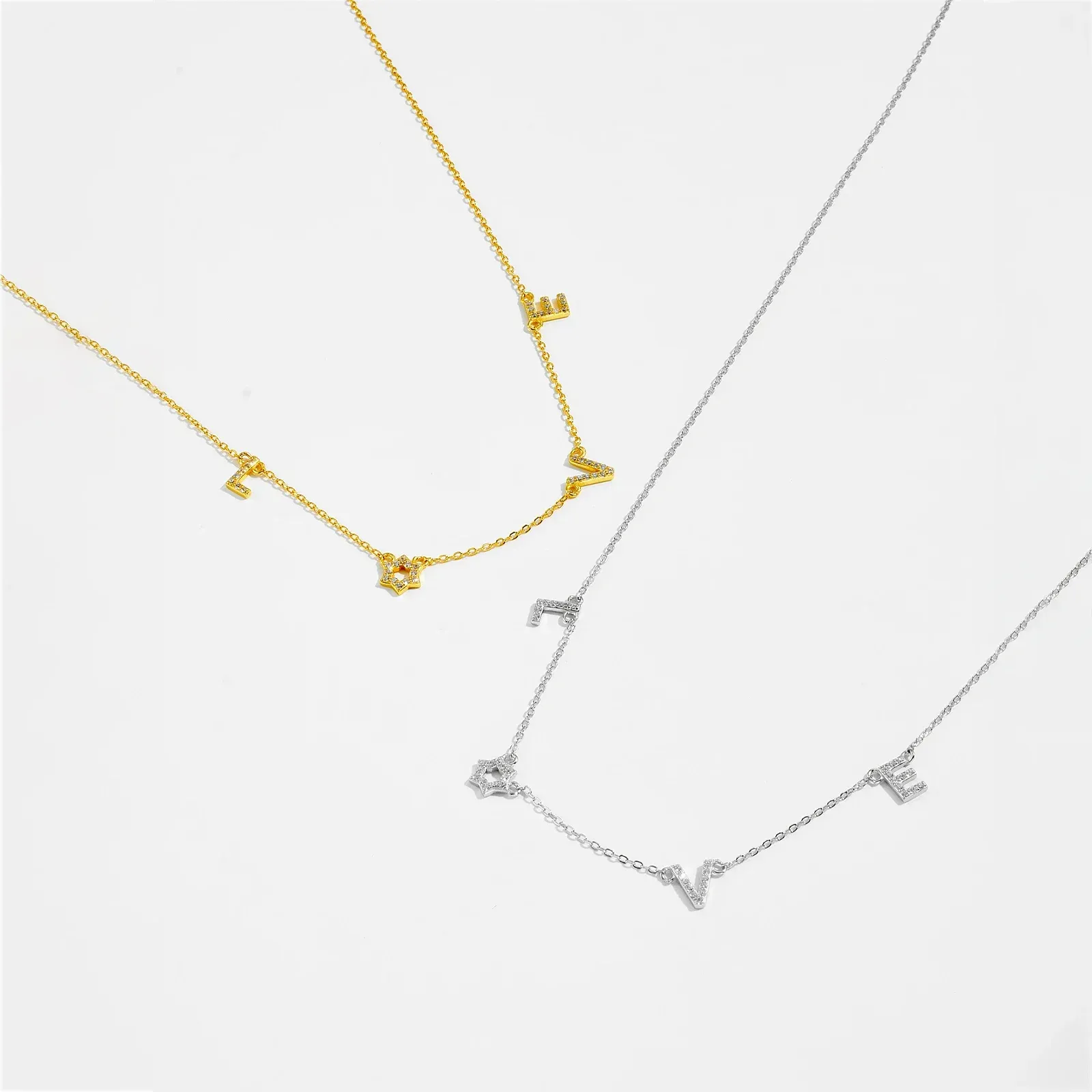 Фино сребърно колие с буква и цирконий