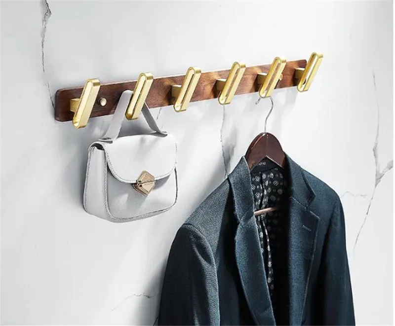 Дървена стенна закачалка с 5 куки в златист акцент