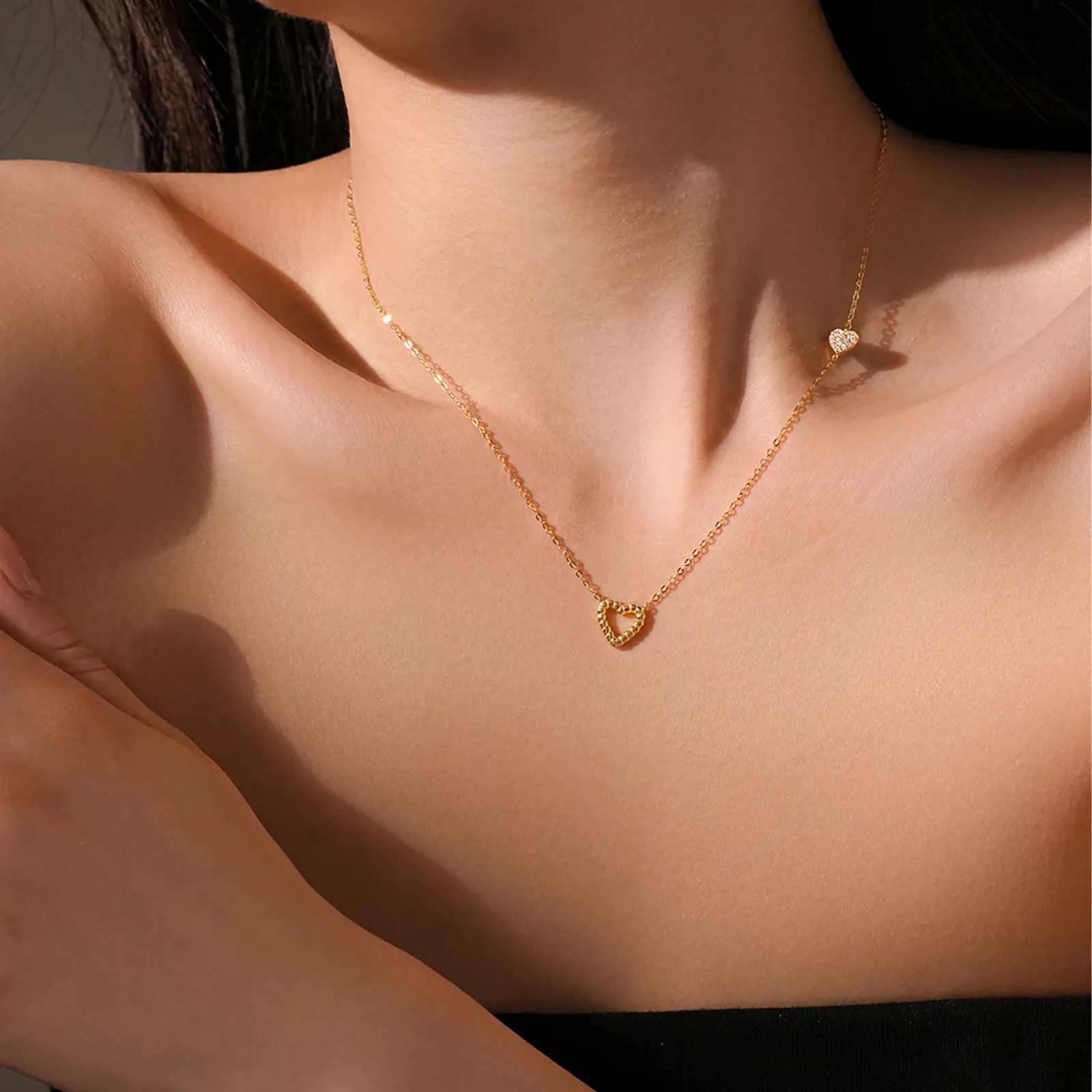 Деликатно сребърно колие с двойно сърце и циркон