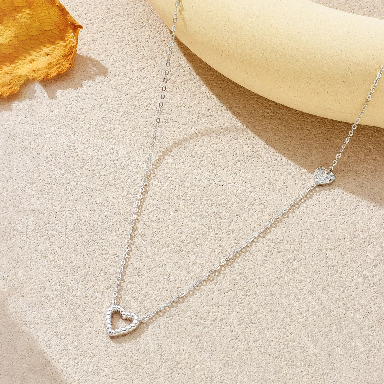 Деликатно сребърно колие с двойно сърце и циркон