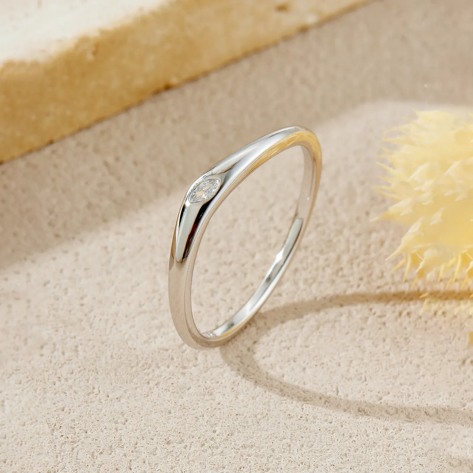 Тънък сребърен пръстен с маркезов циркон ANDYWEN