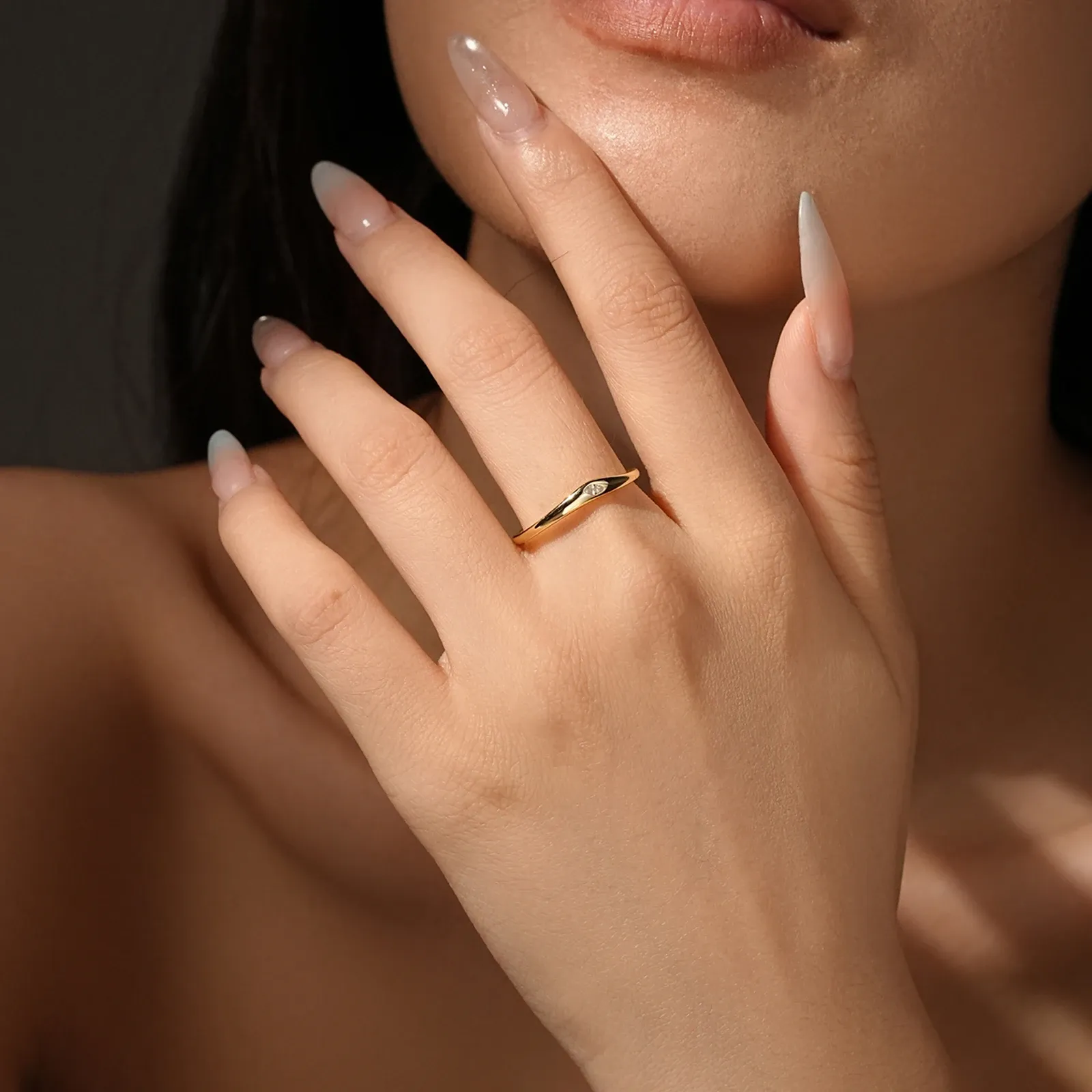 Тънък сребърен пръстен с маркезов циркон ANDYWEN