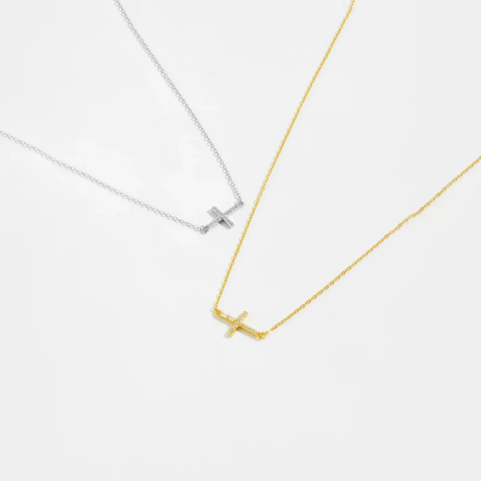 Сребърно колие с кръст и циркон ANDYWEN