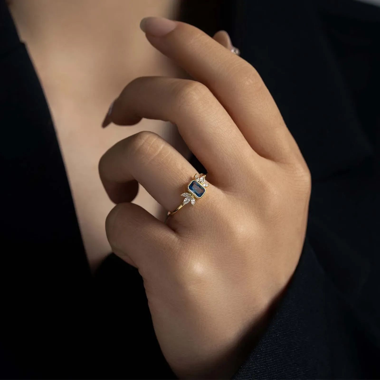 Фин регулируем сребърен пръстен с овални сини цирконии и златист акцент