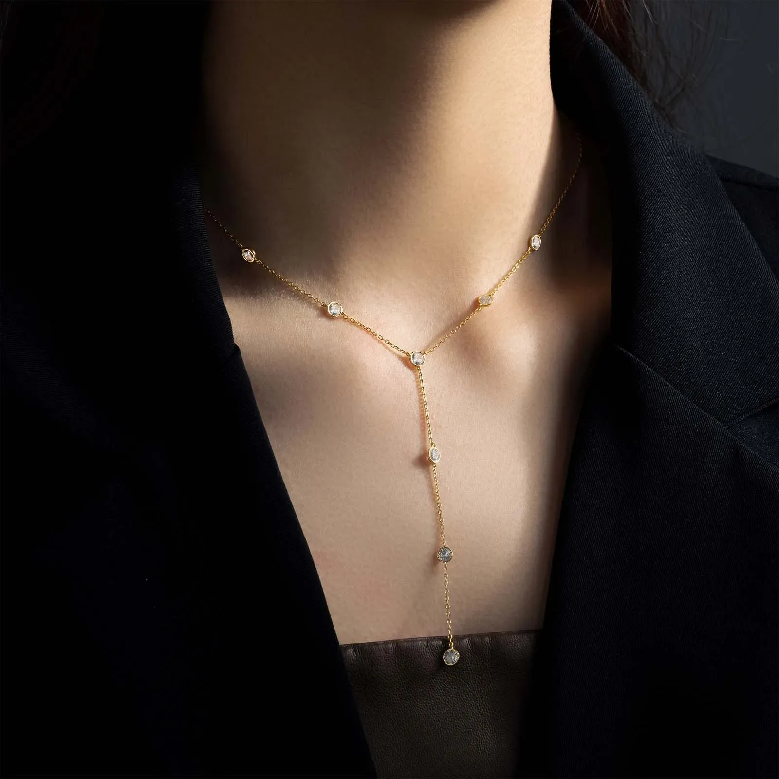 Фино позлатено колие с ръчно сърце и циркон