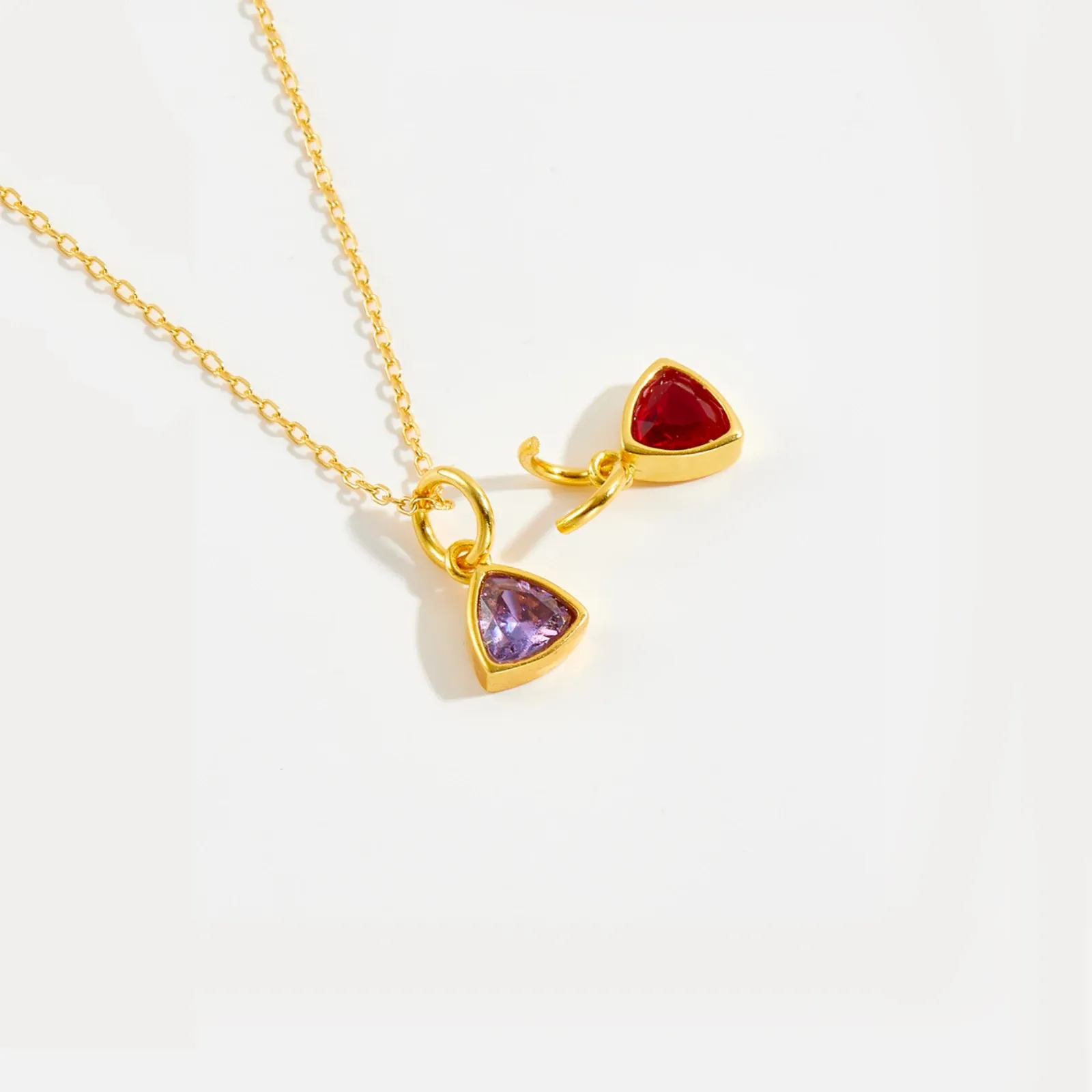 Деликатно сребърно колие с буква и циркон