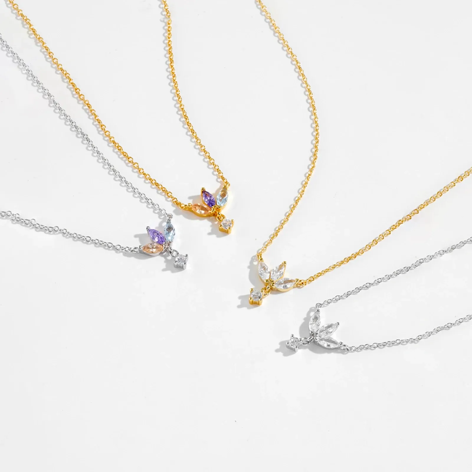 Деликатно сребърно колие с три овални циркониеви акцента