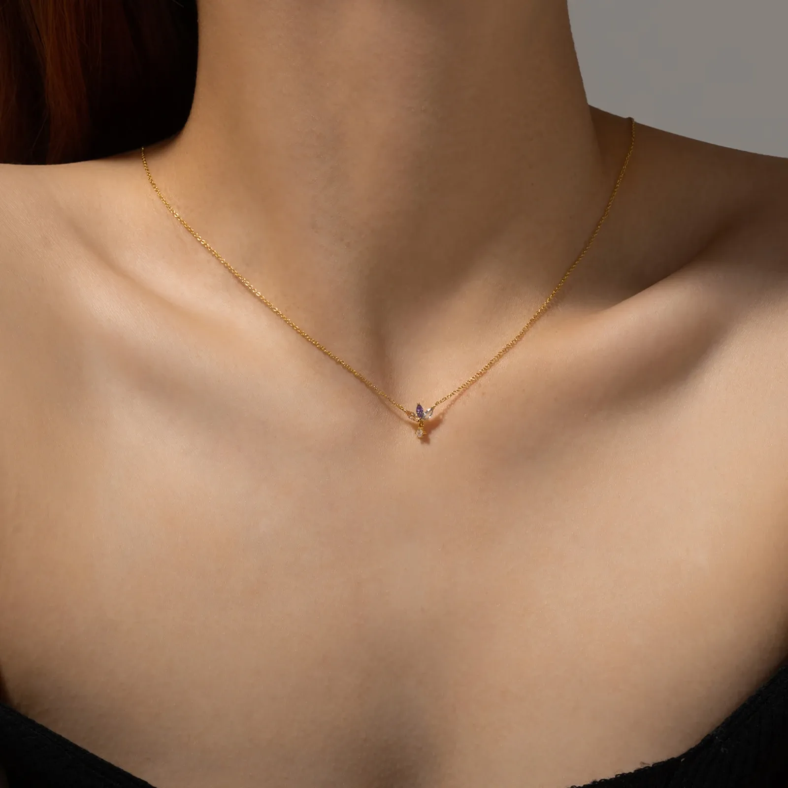 Деликатно сребърно колие с три овални циркониеви акцента