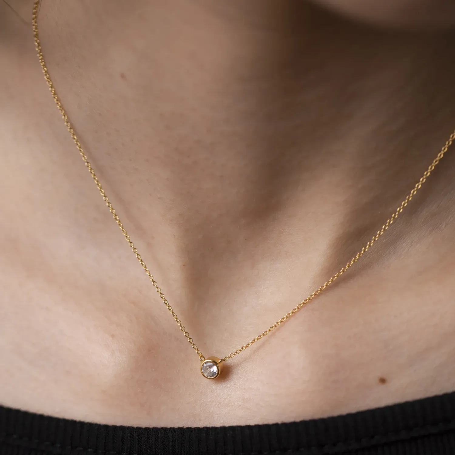 Деликатно сребърно колие с позлатен акцент и малък циркон