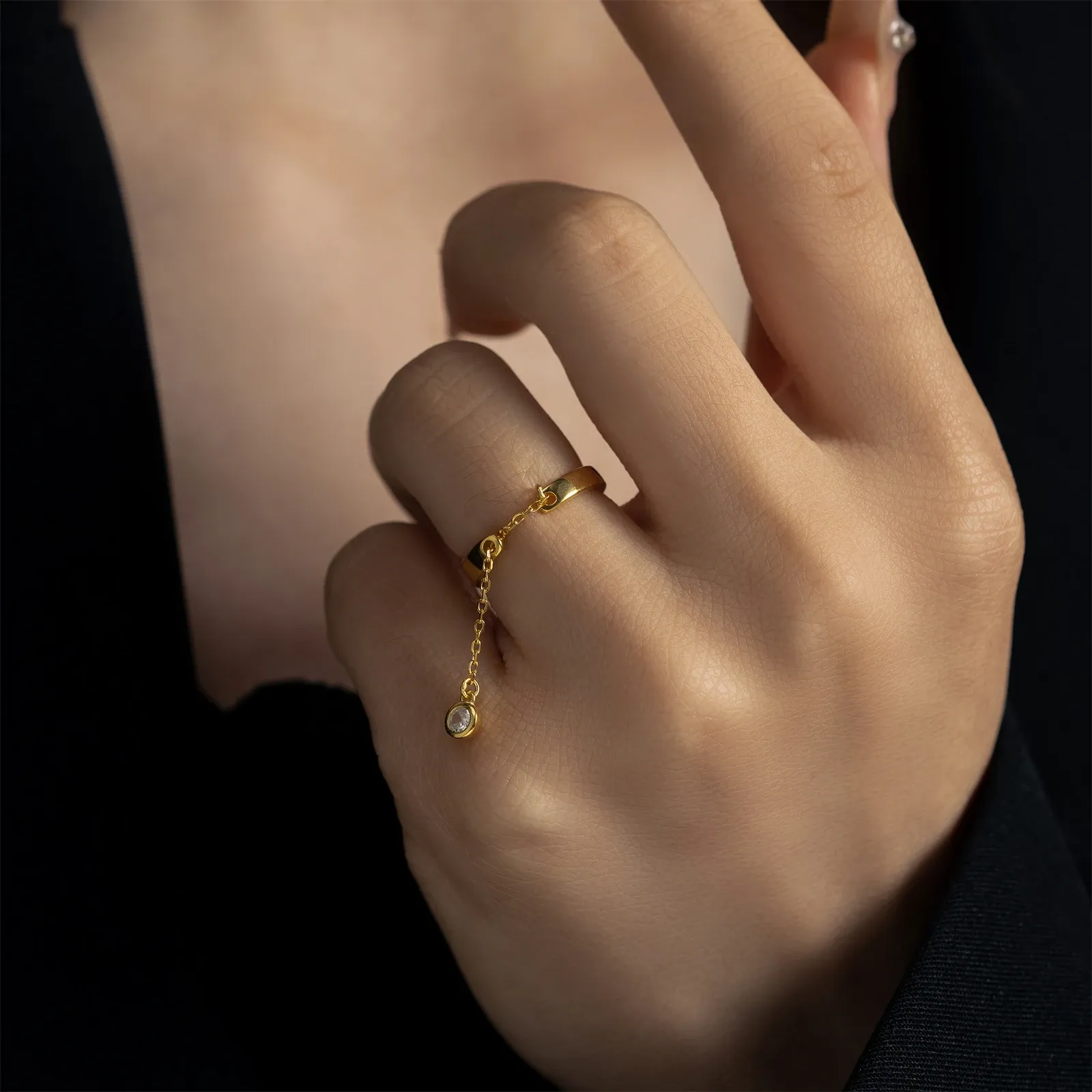 Регулируем фин сребърен пръстен с квадратен циркон и позлата