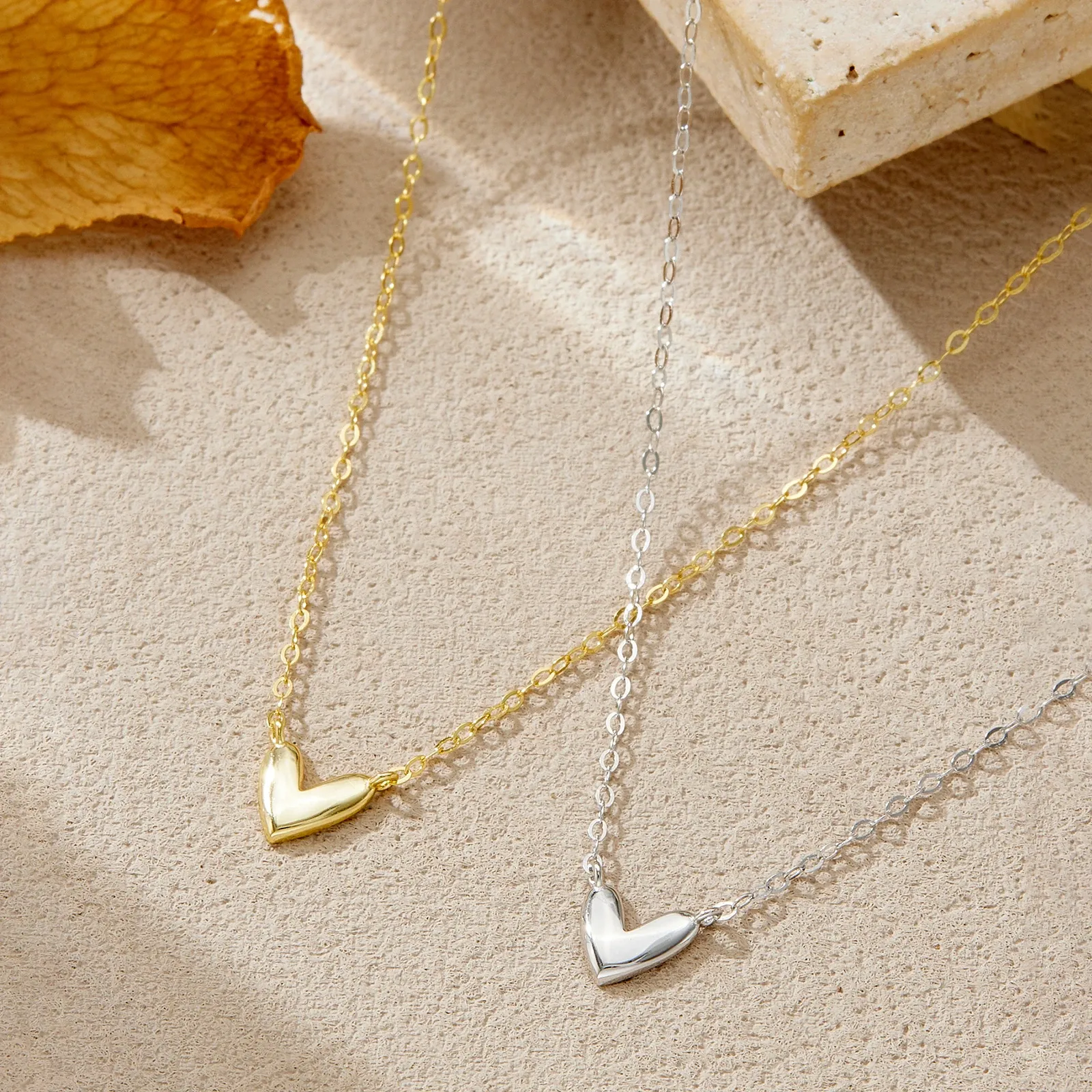 Деликатно сърцевидно сребърно колие с циркон и змийска верижка