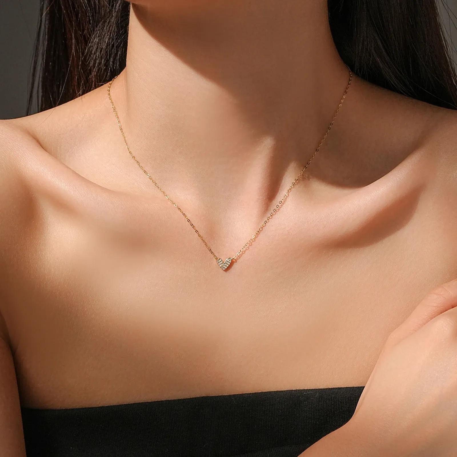 Деликатно сърцевидно сребърно колие с циркон и змийска верижка