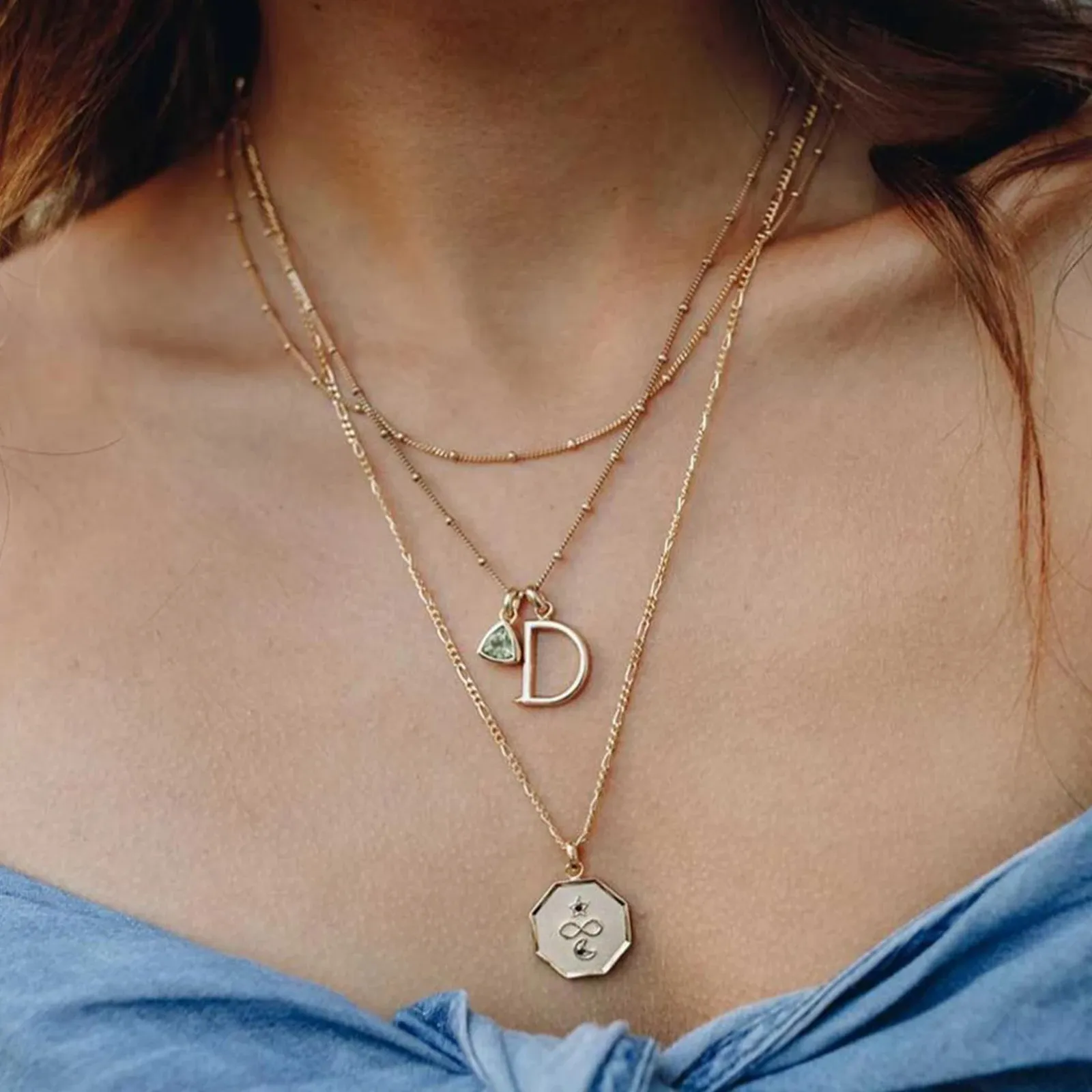Деликатно сребърно колие с буква и златист акцент