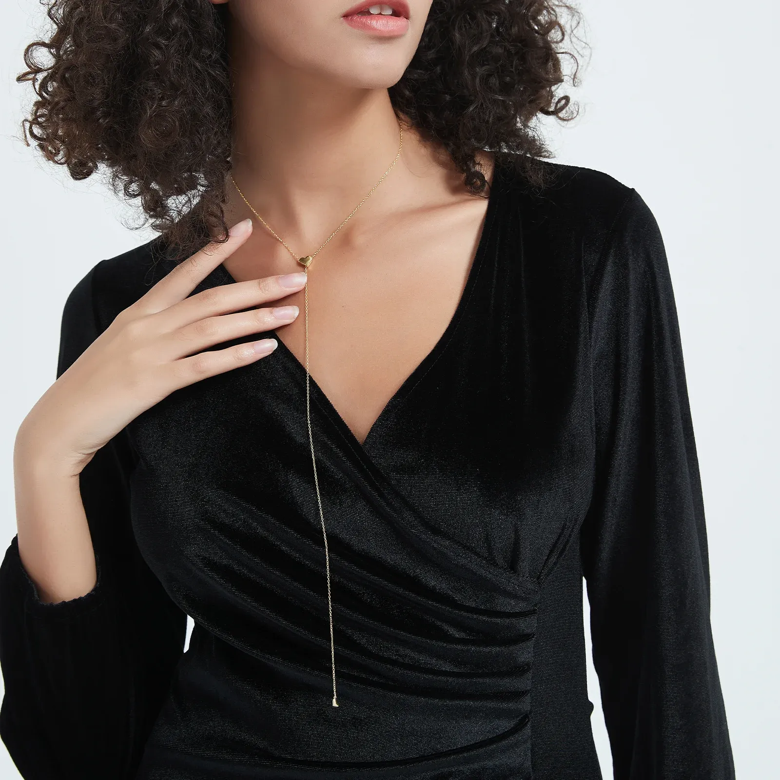 Фино златисто сребърно колие с ръчно сърце и циркон