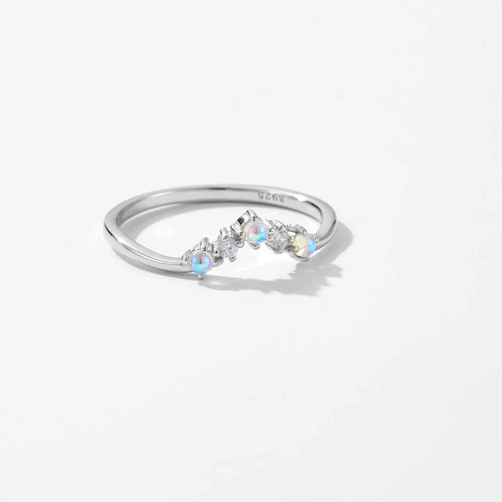 Фин сребърен пръстен с цветен moonstone ефект и цирконий