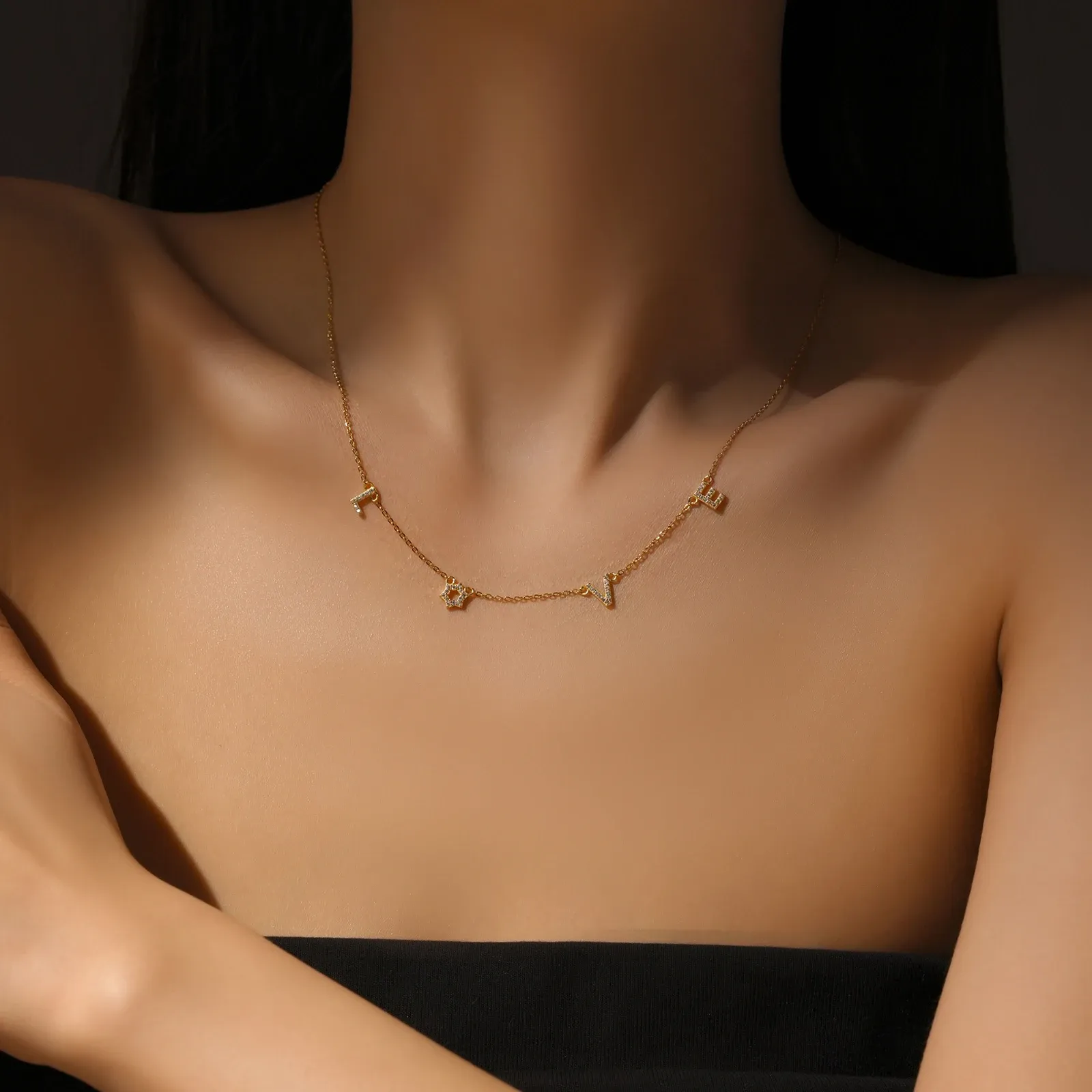 Фино сребърно колие с буква и звезден акцент