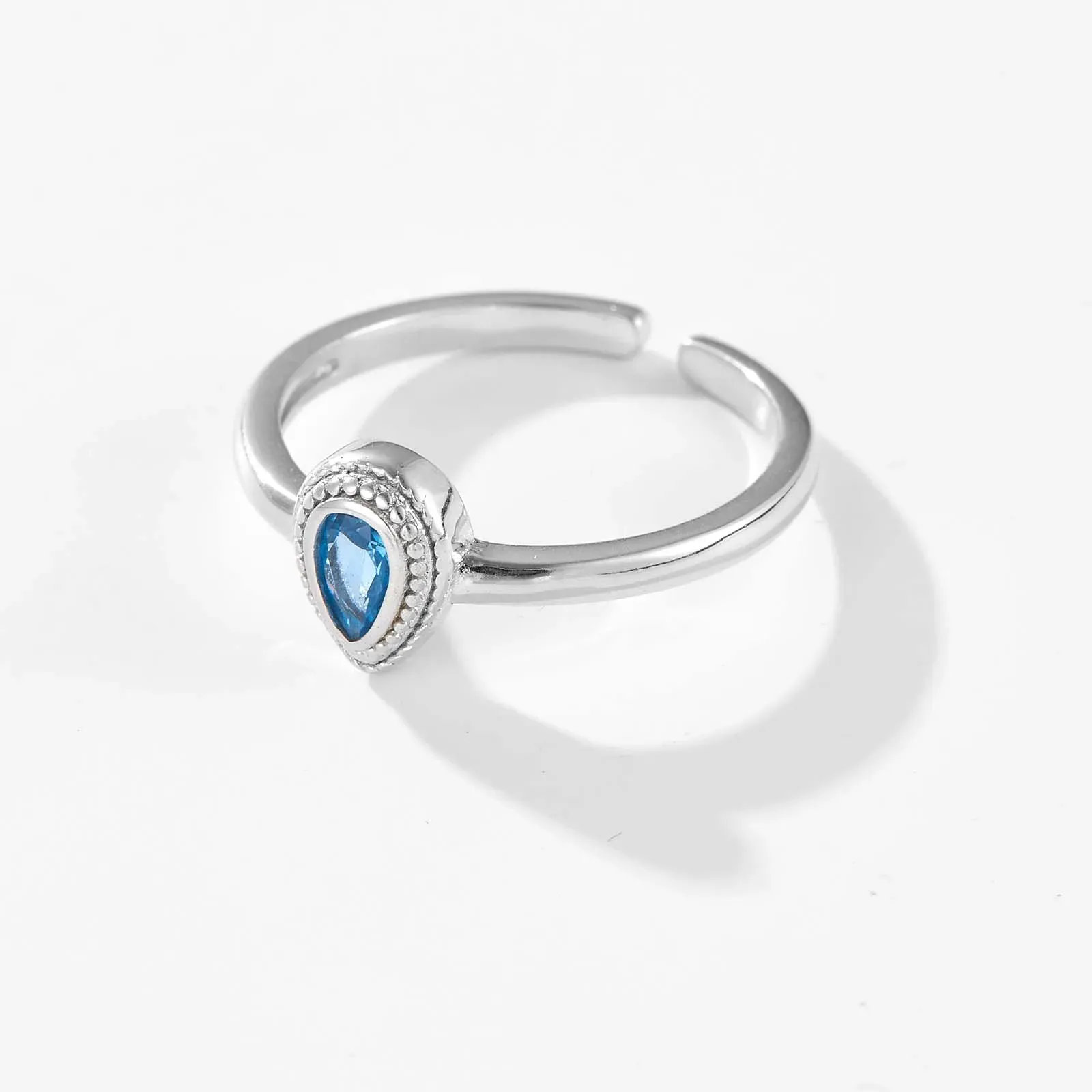 Регулируем дамски пръстен от 925 сребро с овален златист силует и циркон