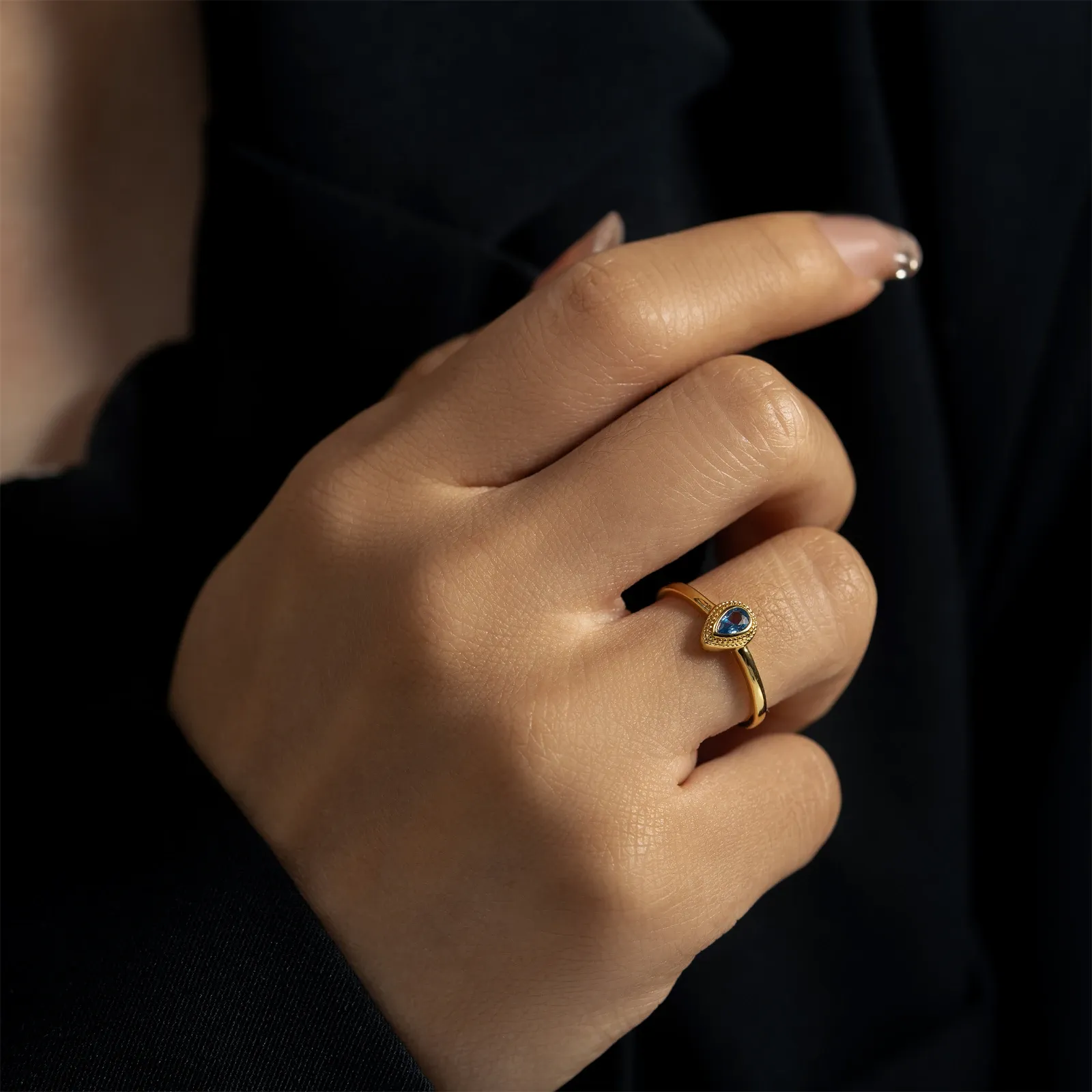 Регулируем дамски пръстен от 925 сребро с овален златист силует и циркон