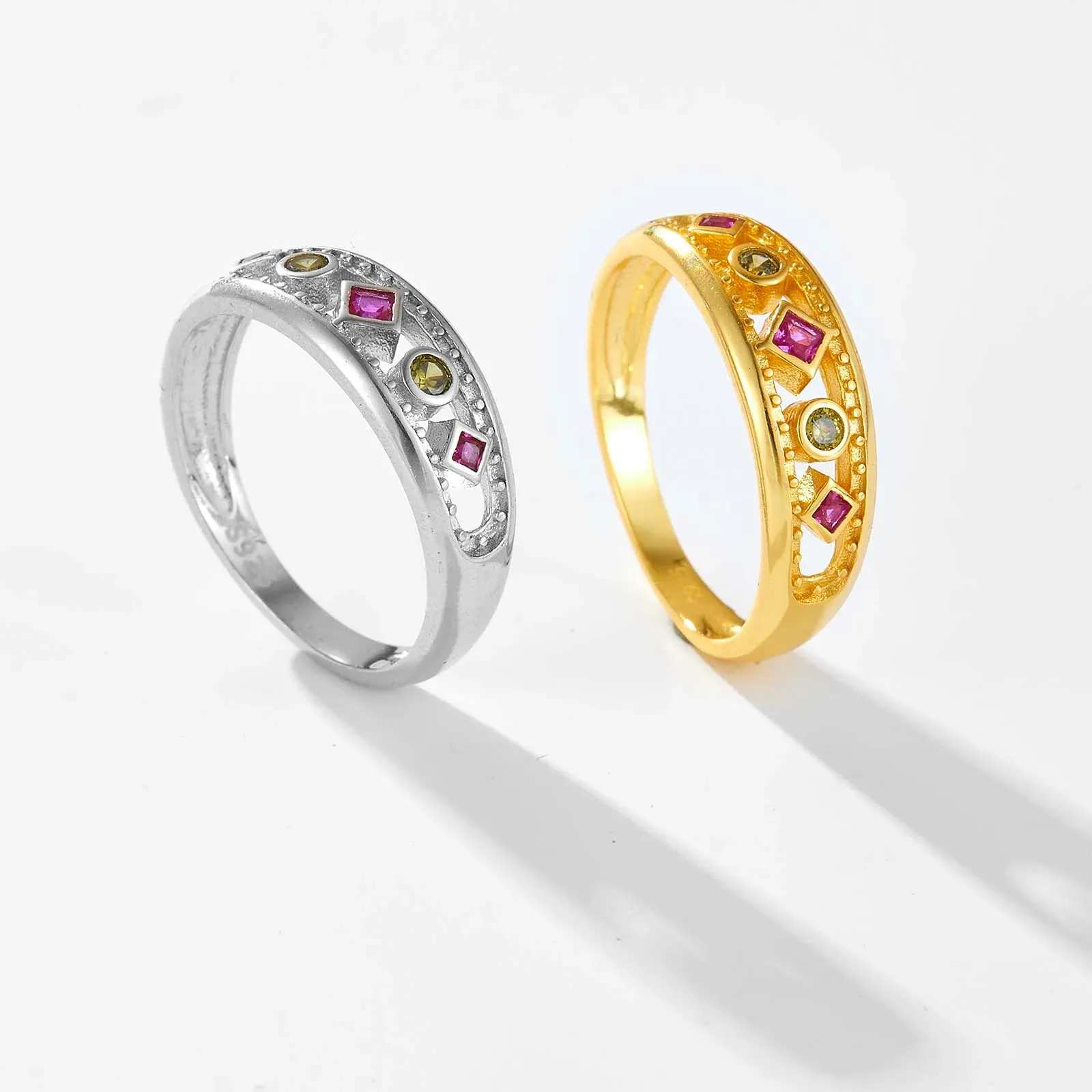 Регулируем сребърен пръстен с четири циркония и ретро характер