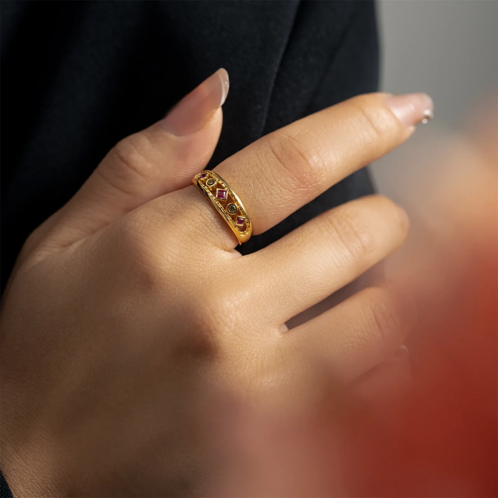 Регулируем сребърен пръстен с четири циркония и ретро характер