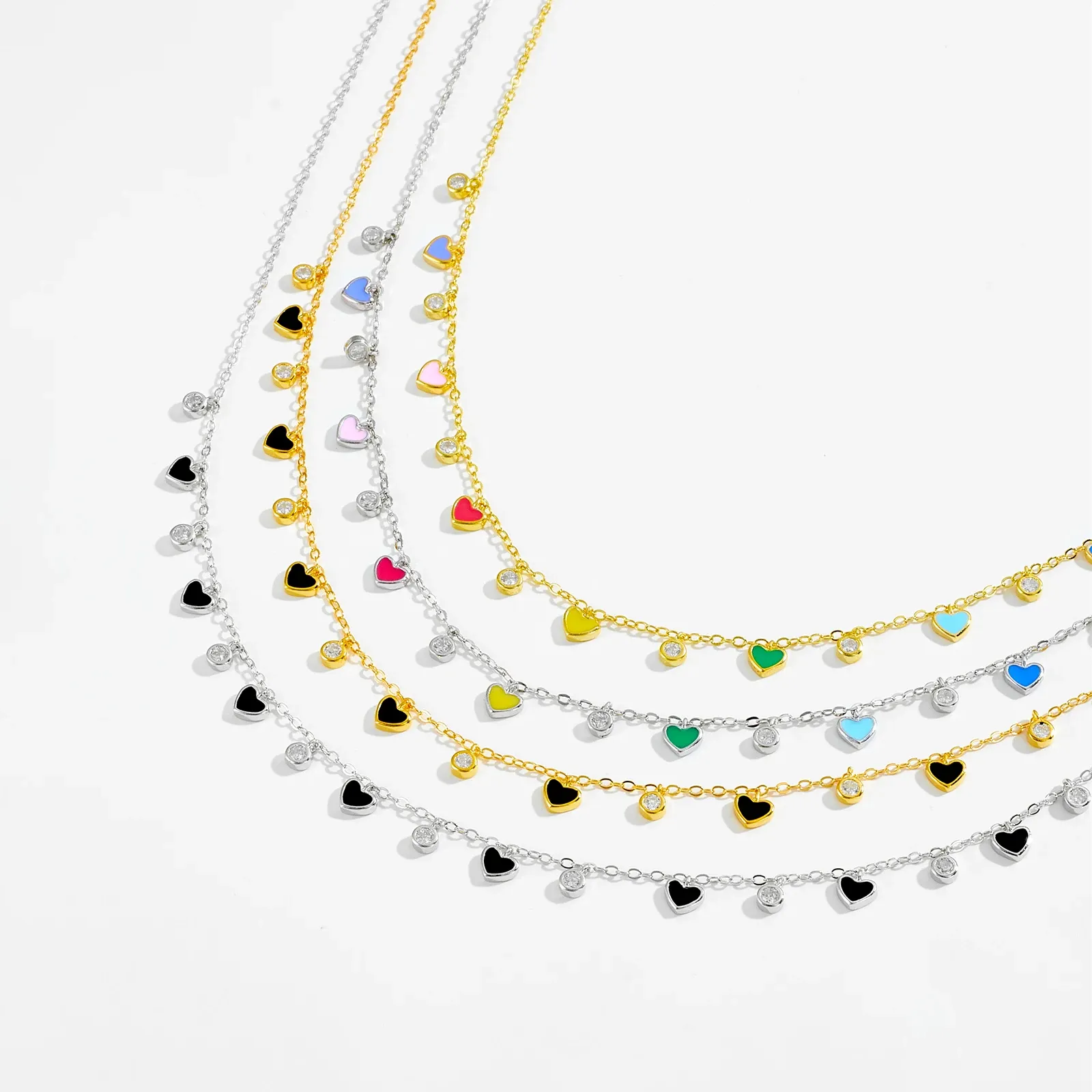 Деликатно чокър колие от 925 сребро с черен емайл и позлатен акцент